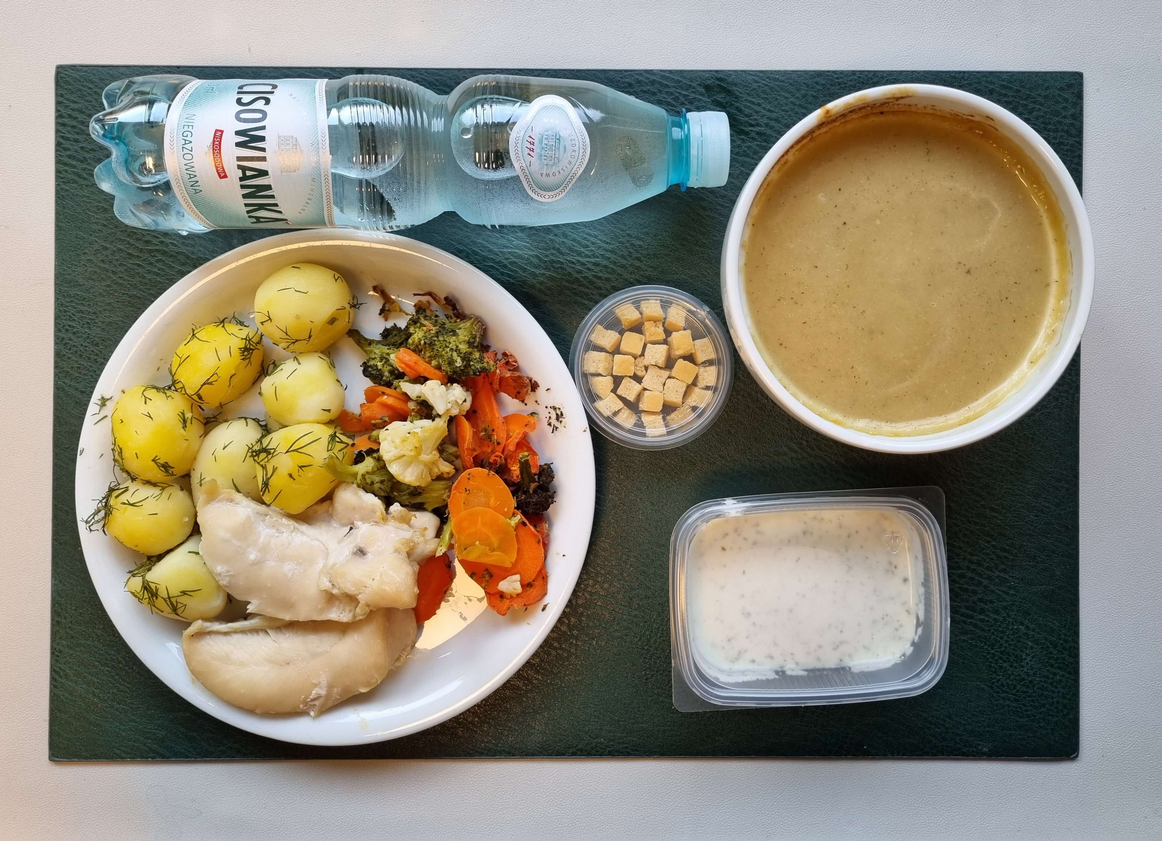 Zupa krem z białych warzyw + 300 g ( SOJ, SEL,) Grzanki pszenne + 10 g ( GLU PSZ, JAJ, MLE, może zawierać: SOJ, ) Polędwiczki z kurczaka na parze + 150 g Dip jogurtowo-ziołowy + 100 g ( MLE,) Ziemniaki gotowane z koperkiem + 200 g Bukiet warzyw gotowanych + 150 g Woda mineralna n/g 0,5l 1 szt