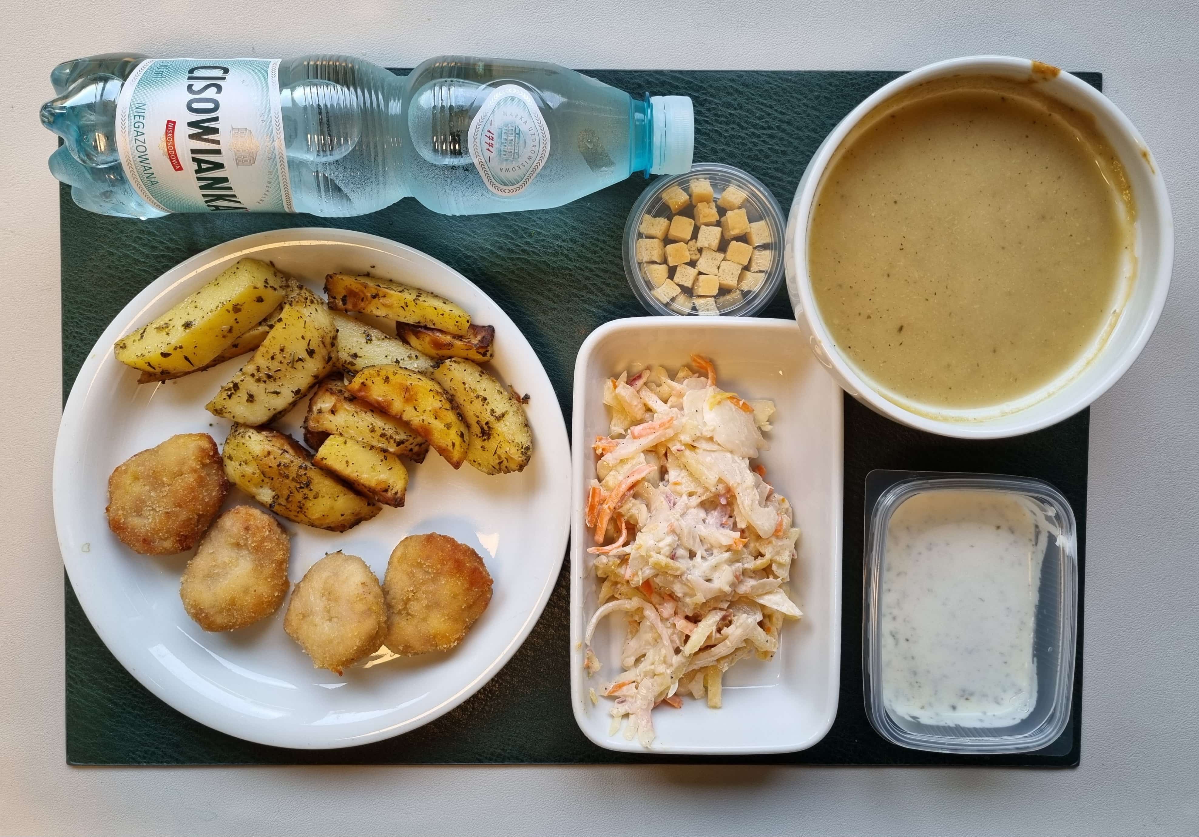 Zupa krem z białych warzyw + 300 g ( SOJ, SEL,) Grzanki pszenne + 10 g ( GLU PSZ, JAJ, MLE, może zawierać: SOJ, ) Nuggetsy z kurczaka + 100 g ( GLU PSZ,) Dip jogurtowo-ziołowy + 100 g ( MLE,) Ziemniaki łódeczki pieczone w ziołach + 150 g Surówka Colesław + 150 g ( JAJ, MLE, GOR, S02,) Woda mineralna n/g 0,5l 1 szt