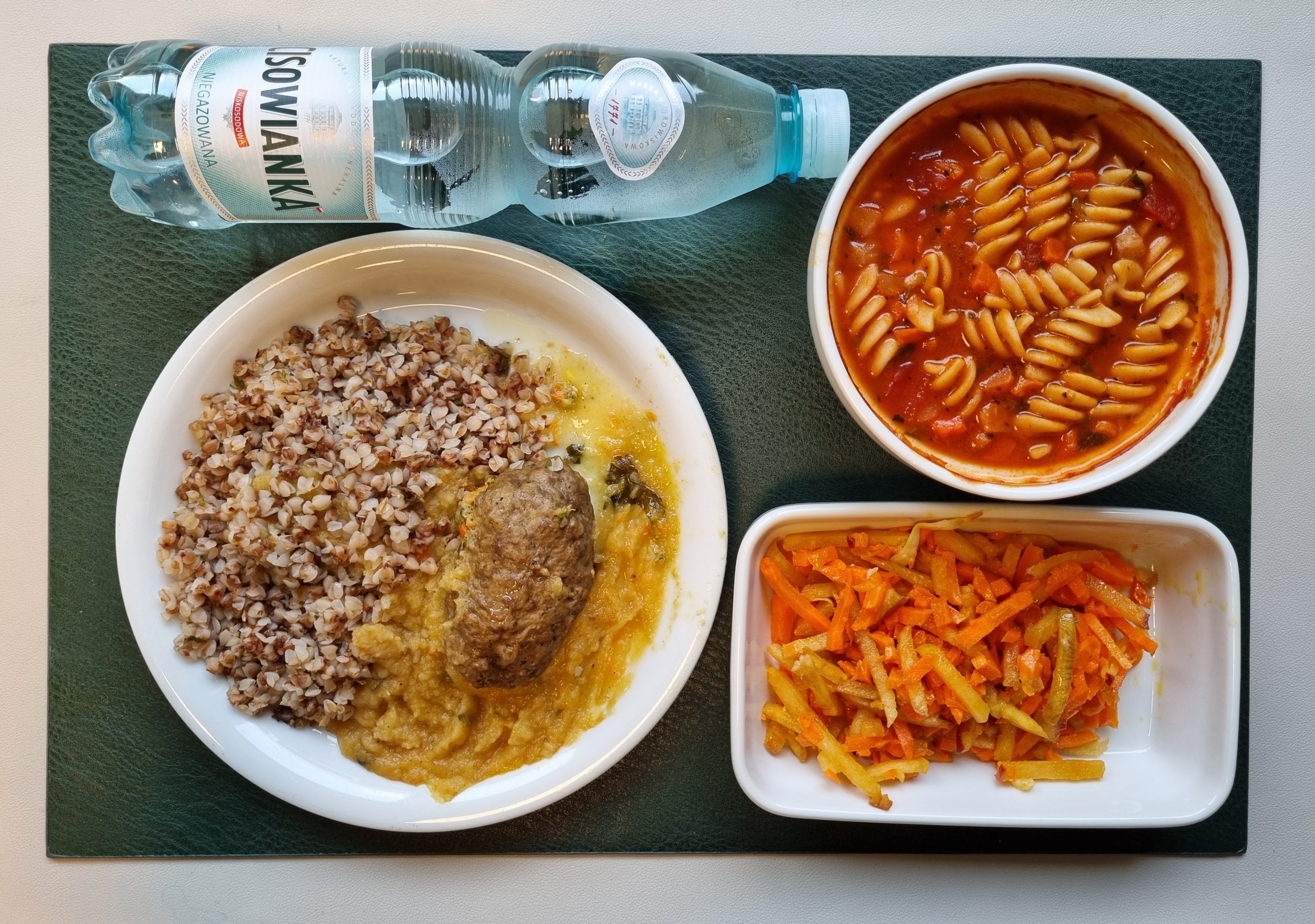 Zupa pomidorowa + 255 g ( SOJ, MLE, SEL,) Makaron pełnoziarnisty świderki + 45 g (GLU PSZ,) Roladka wołowo-wieprzowa z nadzieniem brokułowym dieta + 100 g ( GLU PSZ, JAJ, MLE,) Sos pieczeniowy + 100 g ( GLU PSZ, SOJ, MLE,) Kasza gryczana ciemna z natką pietruszki + 150 g Surówka z marchwi i jabłka b/c + 150 g Woda mineralna n/g 0,5l 1 szt