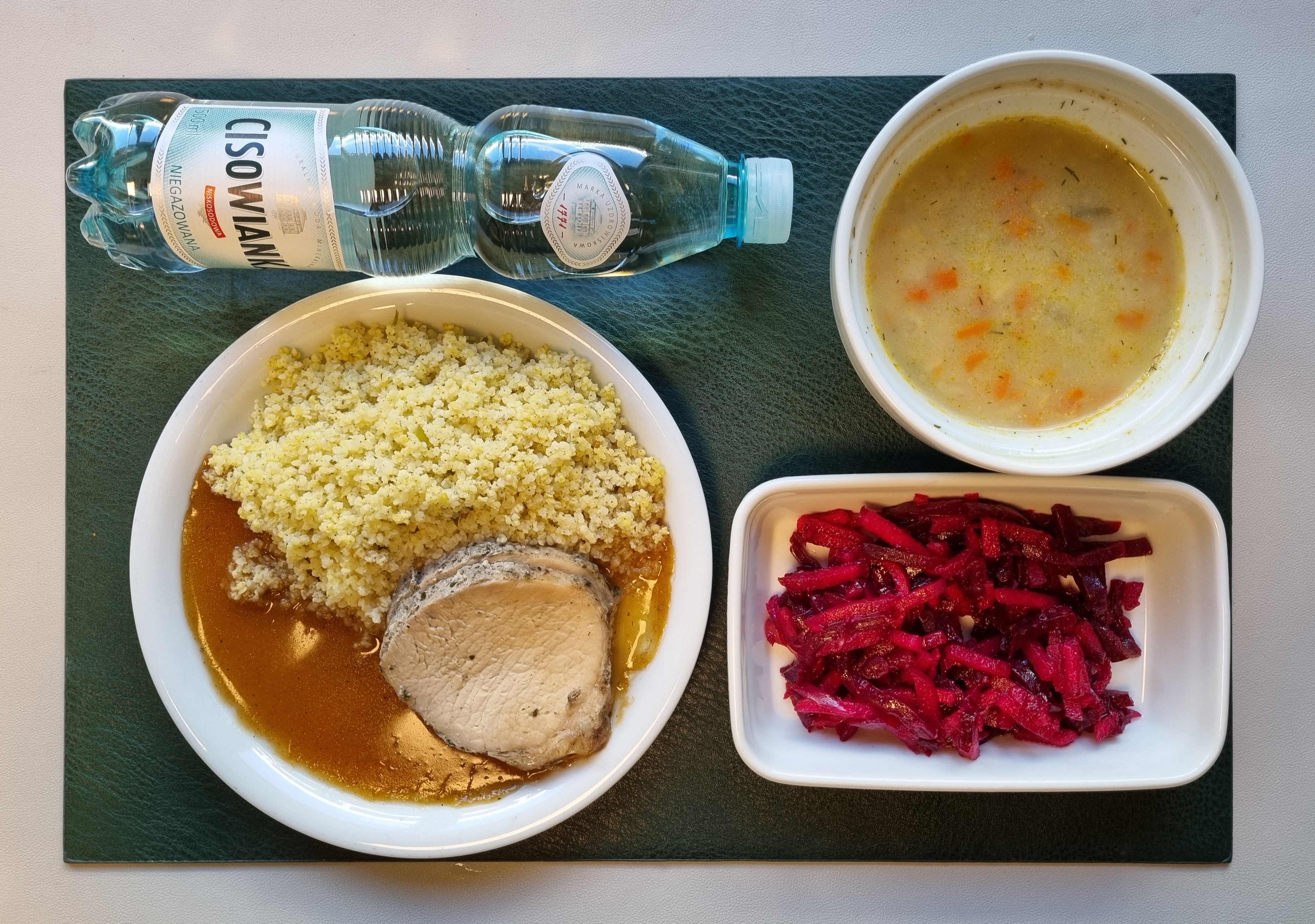 Zupa koperkowa z ryżem + 300 g ( SOJ, MLE, SEL,) Schab gotowany + 100 g Sos własny dieta + 100 g ( SOJ,) Kasza jaglana z natką pietruszki + 200 g Sałatka z buraków i jabłka (z olejem) b/c + 150 g Woda mineralna n/g 0,5l 1 szt