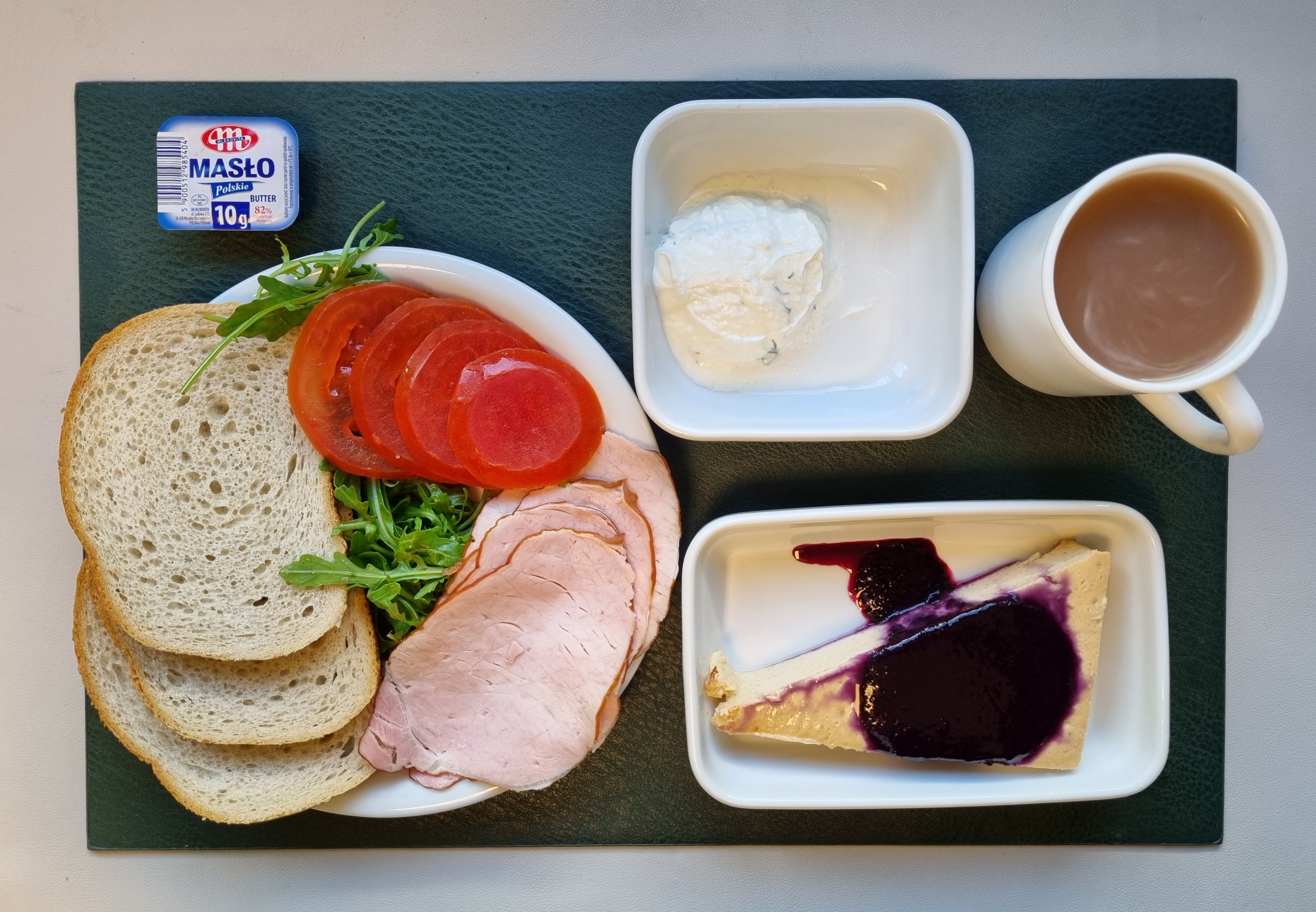 Śniadaniowy sernik z bananami + 150 g ( JAJ, MLE,) Mus jagodowy + 50 g Chleb mieszany pszenno-żytni 50 g ( GLU PSZ, GLU ŻYT, ) Masło porcjowane 10g (82% tł.) 1 szt ( MLE,) Twarożek z koperkiem + 50 g ( MLE,) Schab Kruchy z Liszek- wieprzowy, parzony, wędzony 50 g ( SOJ, może zawierać: GLU PSZ, MLE, SEL, GOR, S02, ) Plastry pomidora + 110 g Rukola 10 g Kakao z mlekiem b/c 250 ml ( MLE,) Cukier 5 g