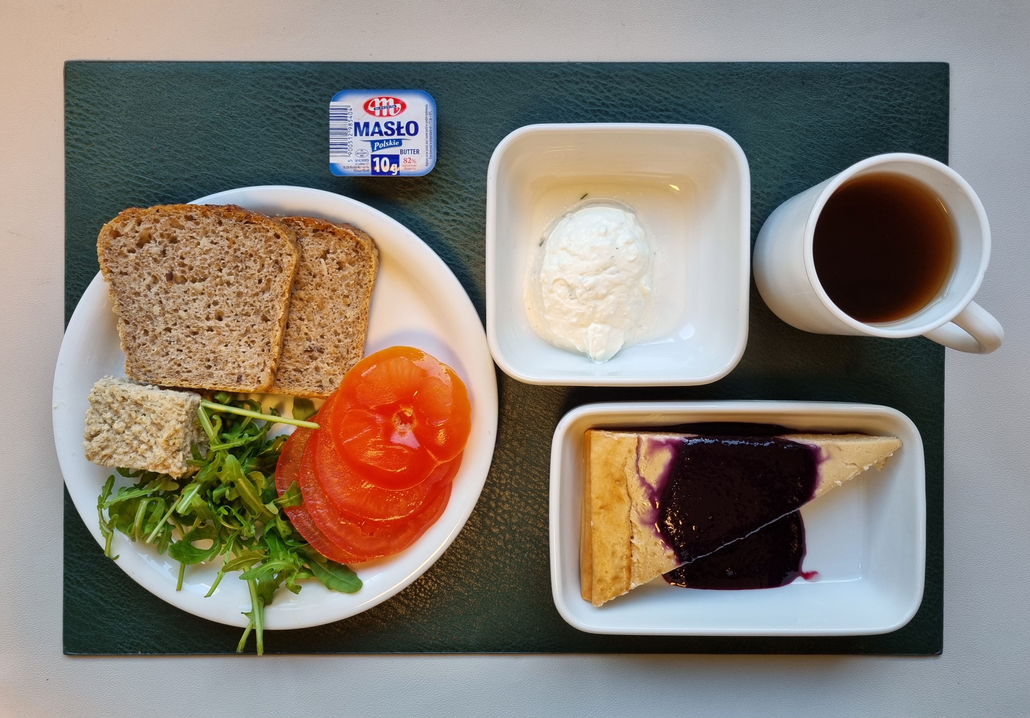 Śniadaniowy sernik z bananami + 150 g ( JAJ, MLE,) Mus jagodowy + 50 g Chleb ze słonecznikiem i lnem-pszenno-żytni 60 g ( GLU PSZ, GLU ŻYT, ) Masło porcjowane 10g (82% tł.) 1 szt ( MLE,) Pasztet wieprzowy z żurawiną + 50 g ( GLU PSZ, JAJ, SOJ, MLE, ) Twarożek z koperkiem + 50 g ( MLE,) Plastry pomidora + 110 g Rukola 10 g Herbata czarna ekspresowa z cytryną Cateringowa b/c 250 ml Cukier 5 g