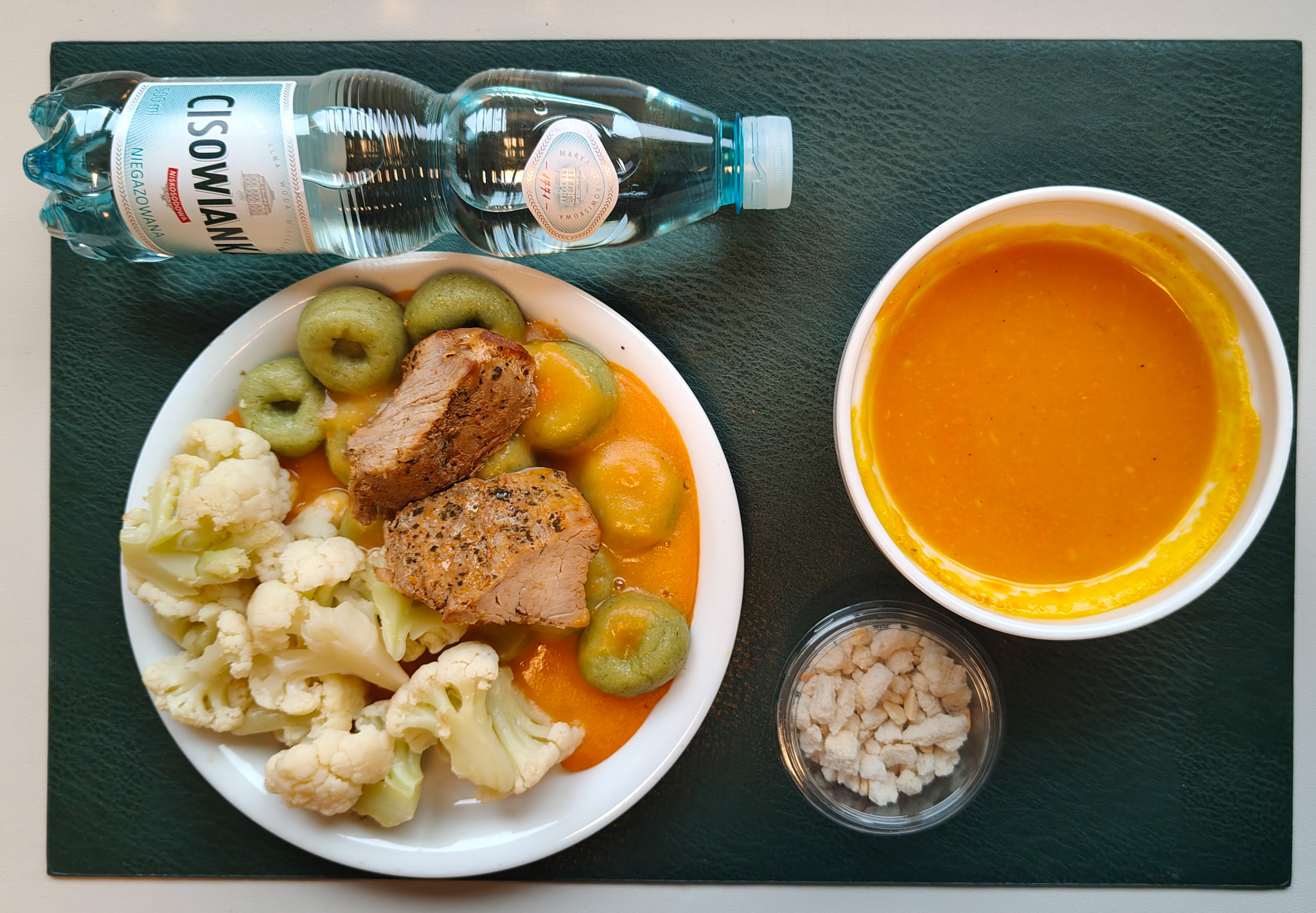 Zupa krem z dyni + 300 g ( SOJ, SEL,) Grzanki pszenne + 10 g ( GLU PSZ, JAJ, MLE, może zawierać: SOJ, ) Polędwiczka wieprzowa pieczona dieta + 100 g Sos jarzynowy dieta + 100 g ( MLE,) Kluski śląskie ze szpinakiem + 200 g ( JAJ, może zawierać: GLU PSZ, SOJ, SEL, GOR, ) Kalafior gotowany + 150 g Woda mineralna n/g 0,5l 1 szt