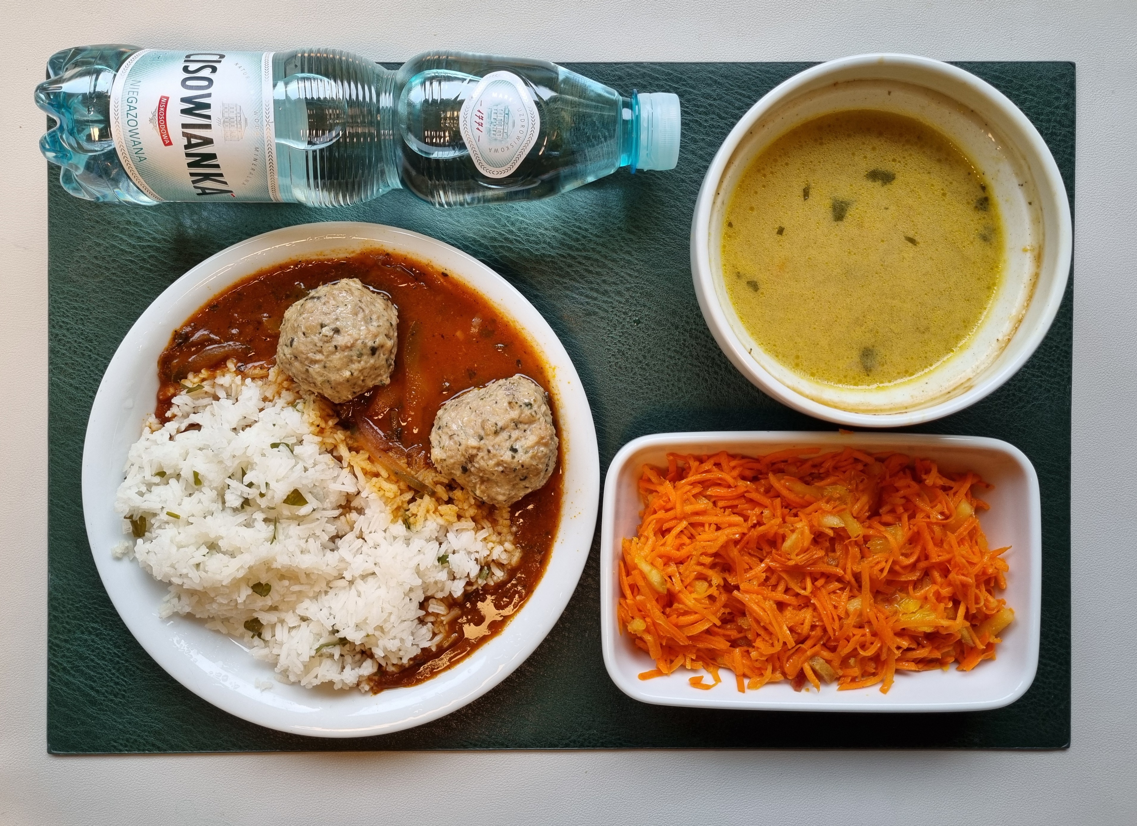 Zupa pieczarkowa + 255 g ( SOJ, MLE, SEL,) Makaron pełnoziarnisty świderki + 45 g (GLU PSZ,) Pulpet z indyka + 100 g ( GLU PSZ, JAJ,) Sos cygański + 100 g Ryż basmati z natką pietruszki + 150 g Surówka z marchwi, jabłka i pomarańczy b/c +  150 g Woda mineralna n/g 0,5l 1 szt