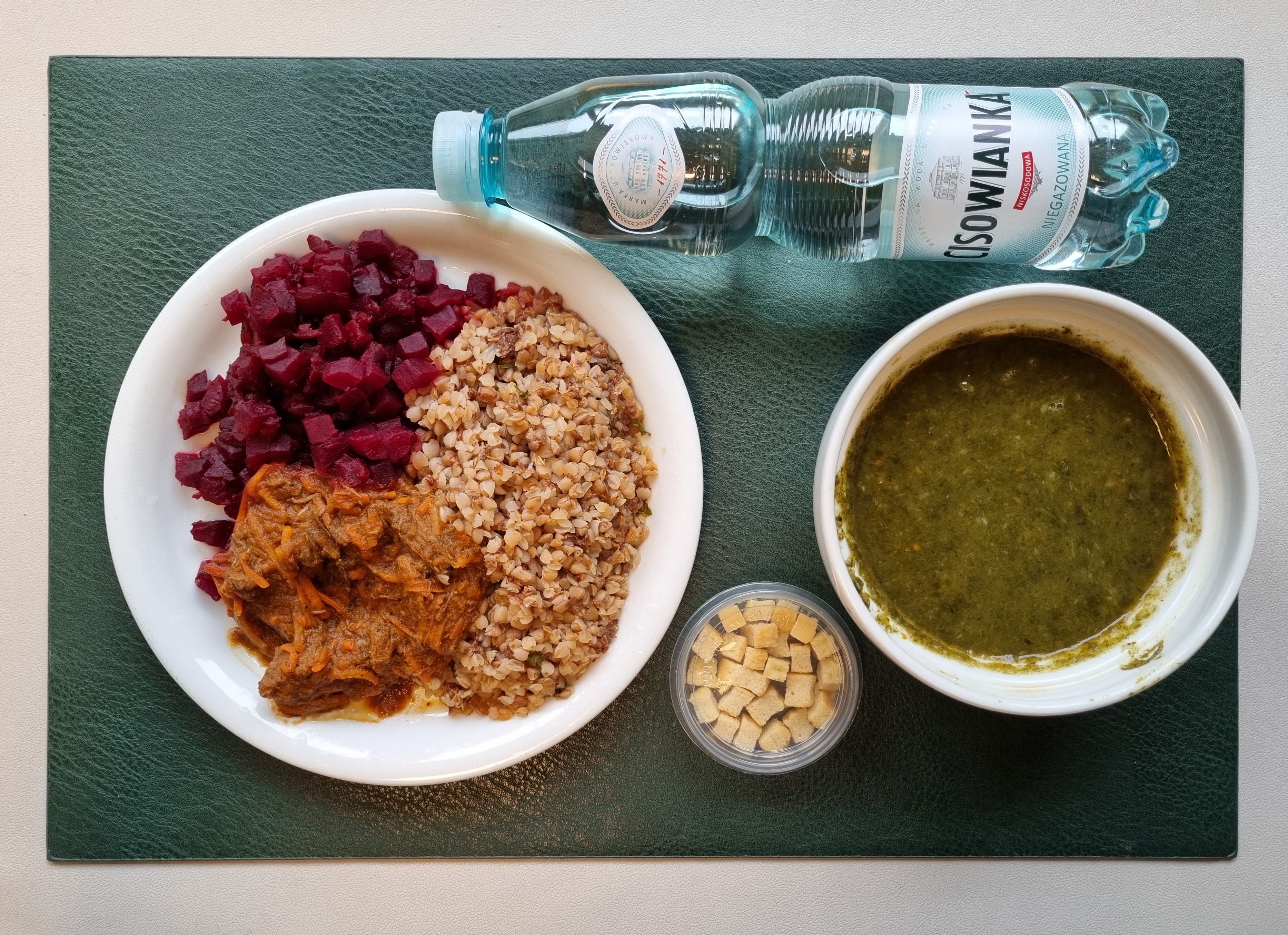 Krem ze szpinaku + 300 g ( SOJ, SEL,) Grzanki pszenne + 10 g ( GLU PSZ, JAJ, MLE, może zawierać: SOJ, ) Gulasz wołowy dieta + 150 g Kasza jęczmienna z natką pietruszki + 150 g (GLU JĘCZ,) Buraki gotowane + 150 g Woda mineralna n/g 0,5l 1 szt