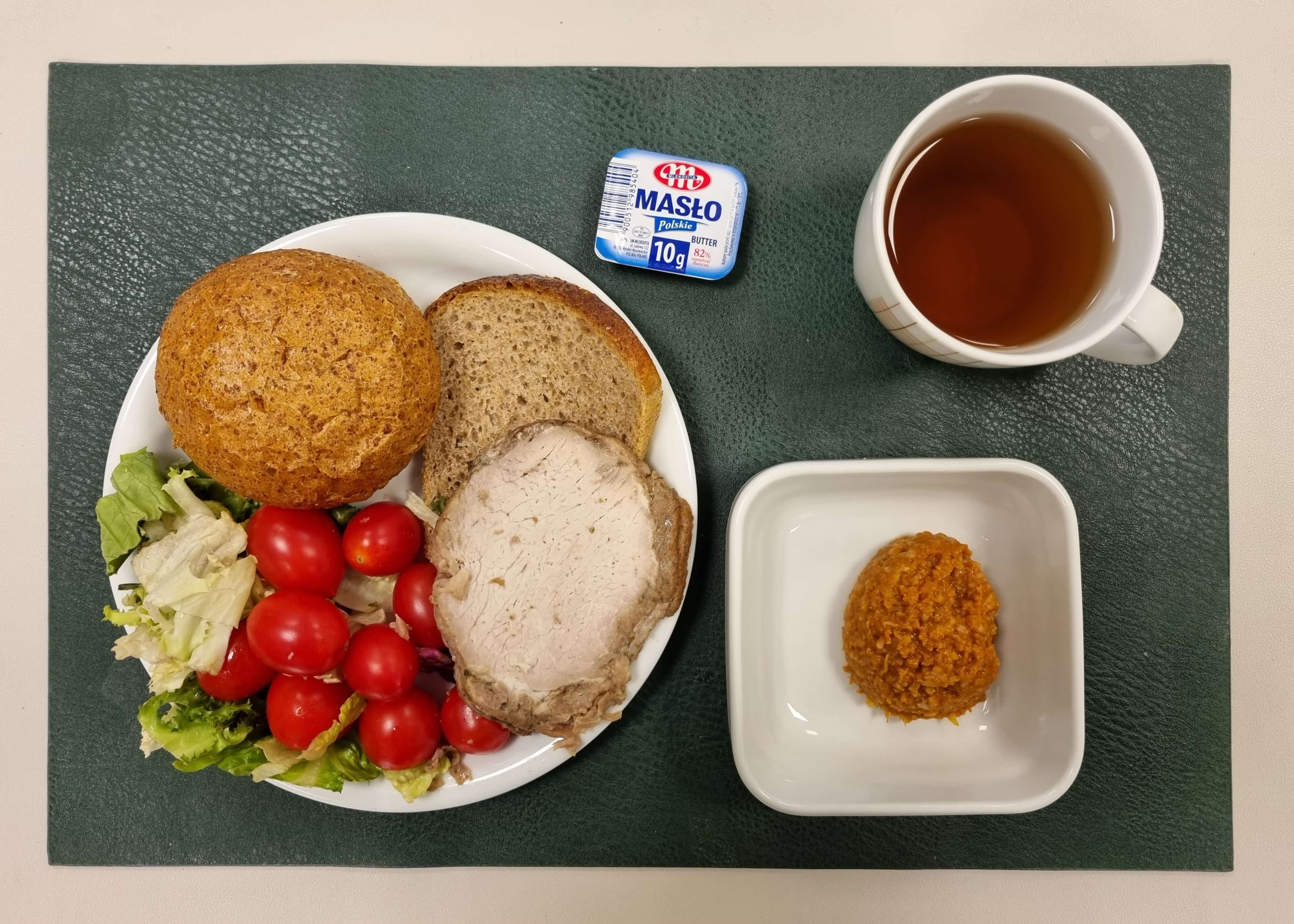 Bułka graham-pszenna 50g 1 szt ( GLU PSZ,) Chleb mieszany razowy żytnio-pszenny 30 g ( GLU PSZ, GLU ŻYT, ) Masło porcjowane 10g (82% tł.) 1 szt ( MLE,) Paprykarz z morszczuka dieta + 50 g ( RYB, SOJ, SEL,) Schab pieczony cały na kanapki + 50 g Pomidorki koktajlowe 100 g Mix sałat 20 g Herbata czarna ekspresowa z cytryną Cateringowa b/c 250 ml