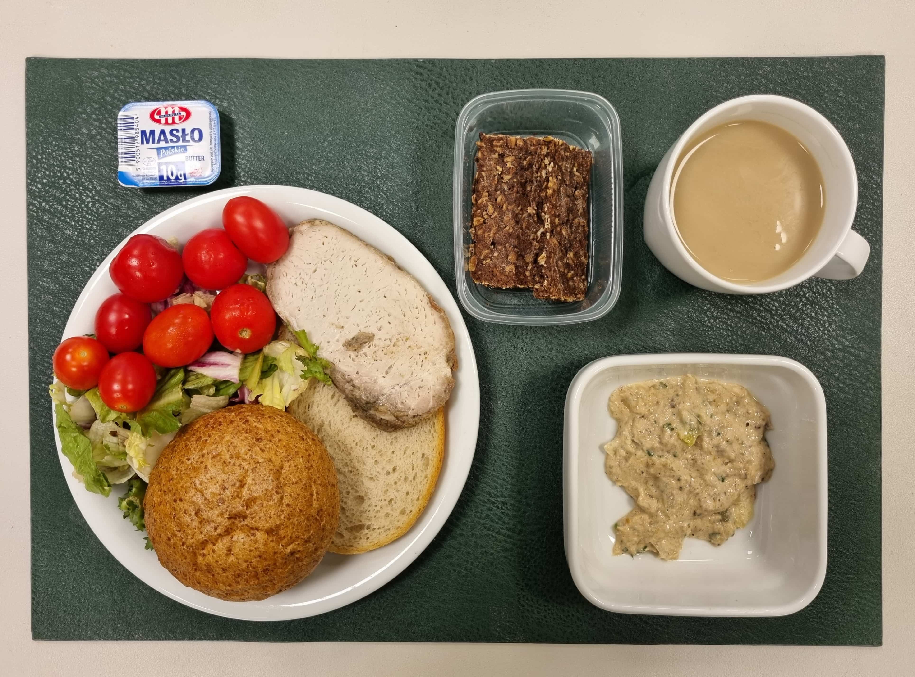 Owsiane ciastka czekoladowo-orzechowe + 50 g ( OZI, MLE, ORZ, GLU OW, ) Chleb mieszany pszenno-żytni 25 g ( GLU PSZ, GLU ŻYT, ) Bułka graham-pszenna 50g 1 szt ( GLU PSZ,) Masło porcjowane 10g (82% tł.) 1 szt ( MLE,) Pasta z makreli wędzonej z cebulą i ogórkiem + 50 g ( JAJ, RYB, GOR,) Schab pieczony cały na kanapki + 50 g Pomidorki koktajlowe 100 g Mix sałat 20 g Kawa zbożowa z mlekiem b/c 250 ml ( MLE, GLU ŻYT, GLU JĘCZ, ) Cukier 5 g