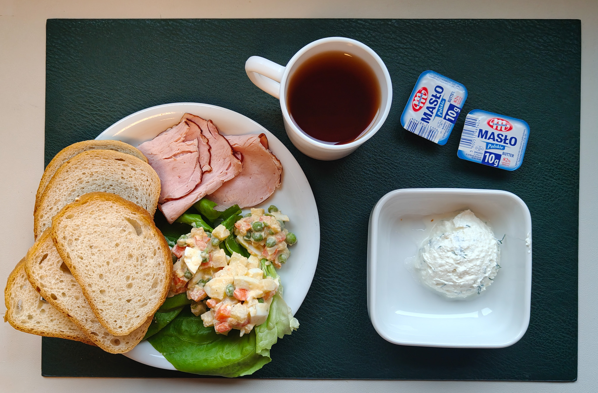 Chleb mieszany pszenno-żytni 50 g ( GLU PSZ, GLU ŻYT, ) Bułka pszenna długa krojona 30 g ( GLU PSZ,) Masło porcjowane 10g (82% tł.) 2 szt ( MLE,) Pasta z twarogu z koperkiem + 50 g ( MLE,) Schab Kruchy z Liszek- wieprzowy, parzony, wędzony 50 g ( SOJ, może zawierać: GLU PSZ, MLE, SEL, GOR, S02, ) Sałatka jarzynowa z jajkiem dieta + 120 g ( JAJ, MLE, SEL,) Sałata zielona 10 g Herbata czarna ekspresowa z cytryną Cateringowa b/c 250 ml Cukier 5 g