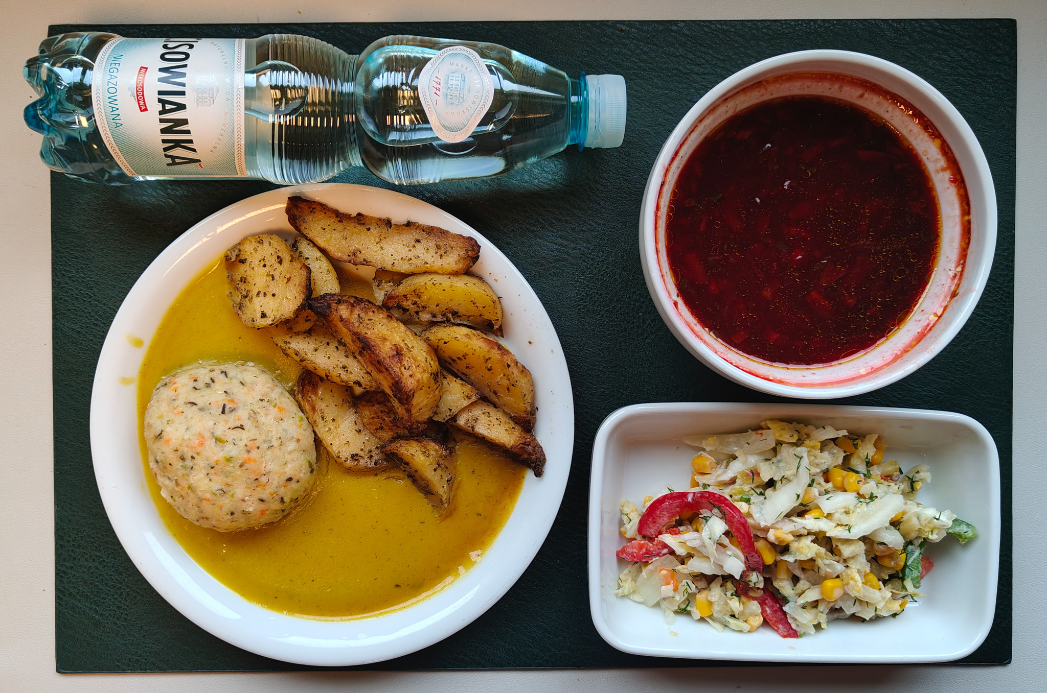 Zupa ziemniaczana + 300 g ( MLE, SEL,) Zrazik wieprzowy zawijany dieta + 100 g (MLE,) Sos pietruszkowy + 100 g ( SOJ, MLE,) Kopytka dyniowe + 200 g ( GLU PSZ, JAJ,) Bukiet warzyw gotowanych + 150 g Woda mineralna n/g 0,5l 1 szt