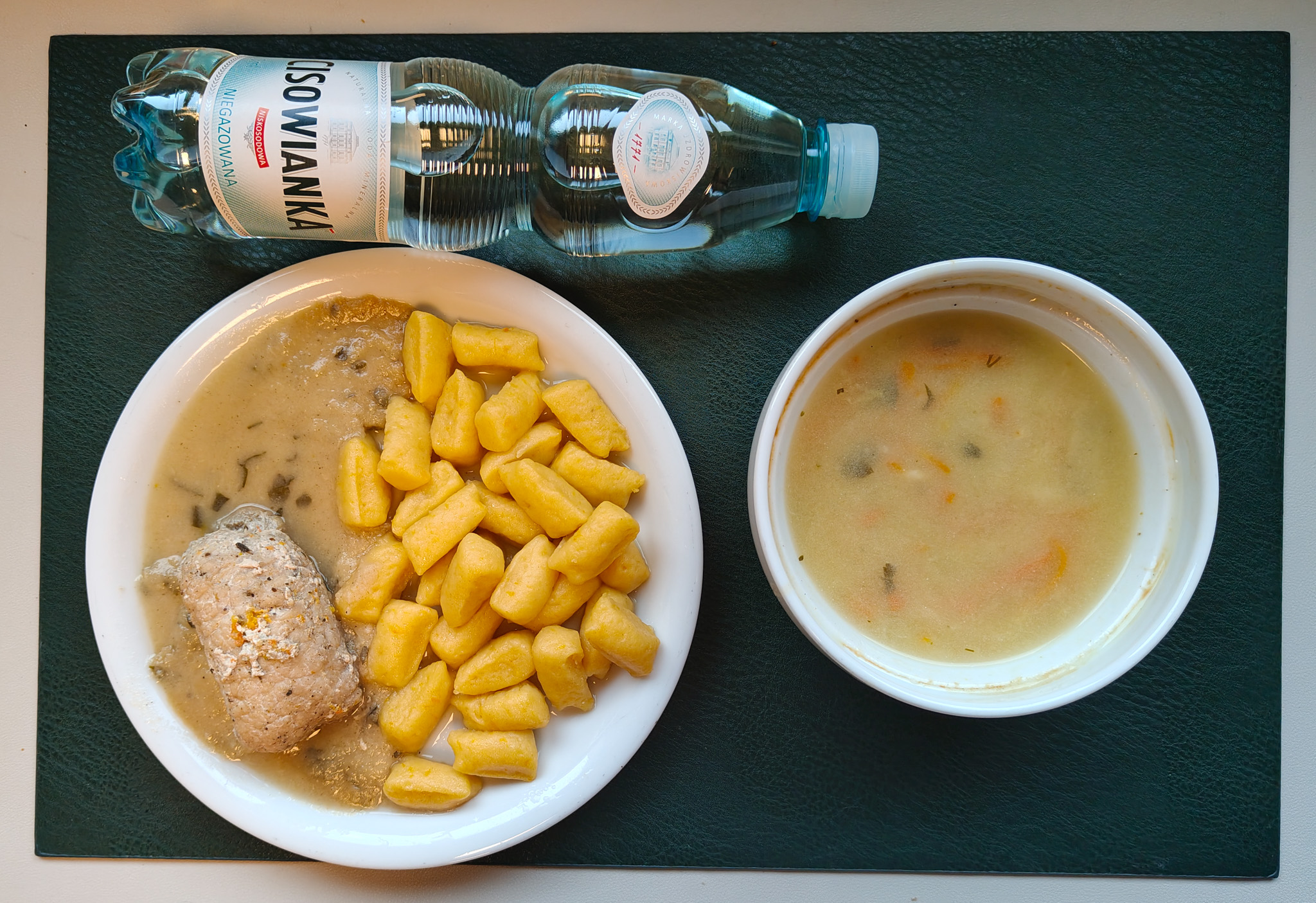 Zupa ziemniaczana + 300 g ( MLE, SEL,) Zrazik wieprzowy zawijany dieta + 100 g (MLE,) Sos pietruszkowy + 100 g ( SOJ, MLE,) Kopytka dyniowe + 200 g ( GLU PSZ, JAJ,) Bukiet warzyw gotowanych + 150 g Woda mineralna n/g 0,5l 1 szt