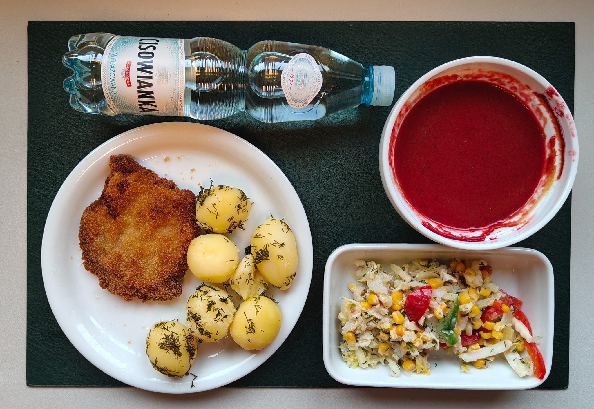 Zupa krem z buraków + 300 g ( SOJ, SEL,) Prażone płatki migdałów 10 g ( ORZ,) Kotlet schabowy panierowany + 100 g ( GLU PSZ, JAJ,) Ziemniaki gotowane z koperkiem + 150 g Surówka z kapusty pekińskiej, kukurydzą, papryką czerwoną i koperkiem b/c + 150 g (MLE,) Woda mineralna n/g 0,5l 1 szt