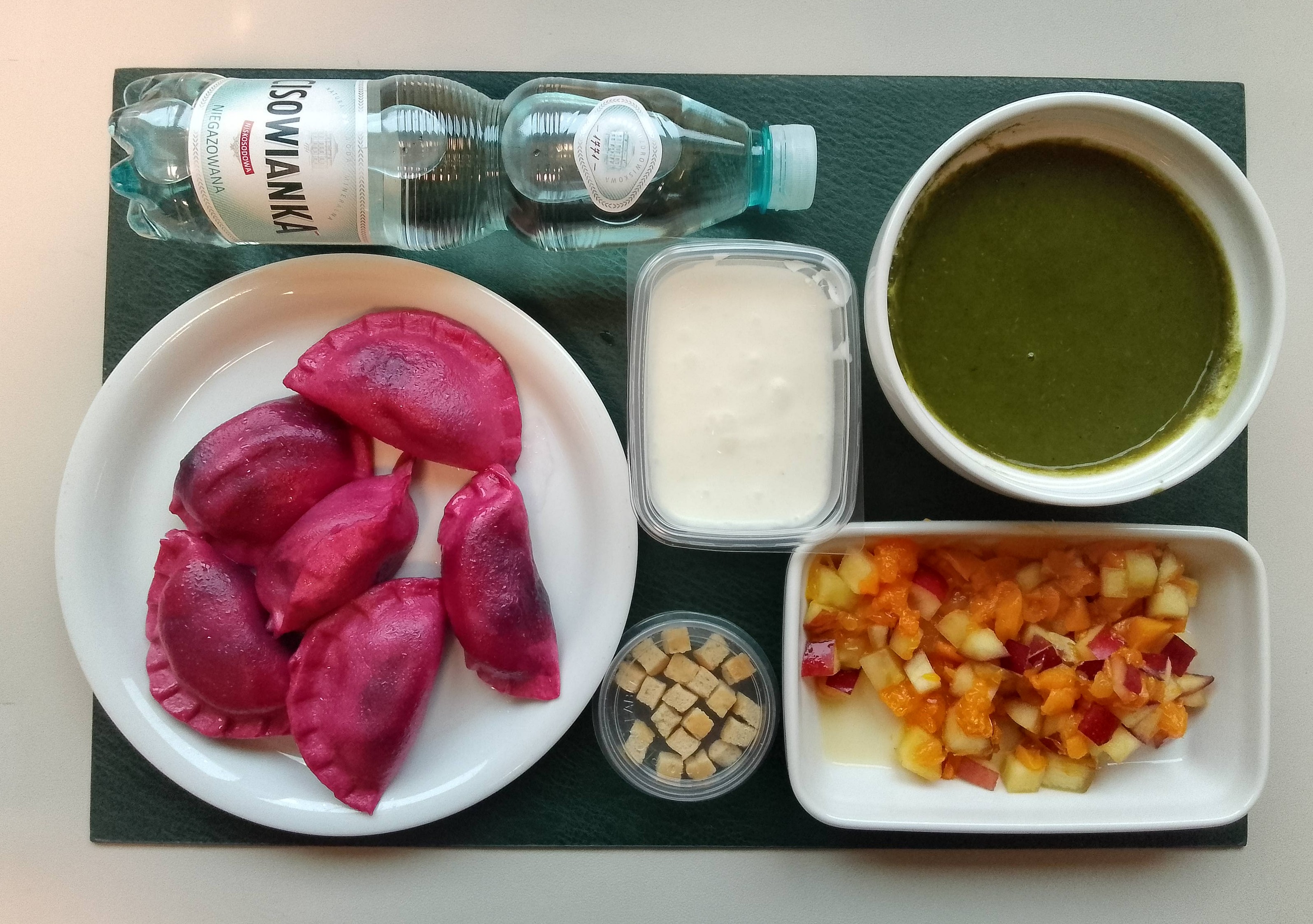 Zupa krem z zielonych warzyw + 300 g (SOJ, SEL,) Grzanki pszenne + 10 g ( GLU PSZ, JAJ, MLE, może zawierać: SOJ, ) Różowe pierogi z serem i jagodami + 300 g (GLU PSZ, MLE, może zawierać: SOJ, ORZ, SEL, GOR,) Dip jogurtowo-śmietankowy o smaku waniliowym dieta + 50 g ( MLE,) Sałatka owocowa dieta + 150 g Woda mineralna n/g 0,5l 1 szt