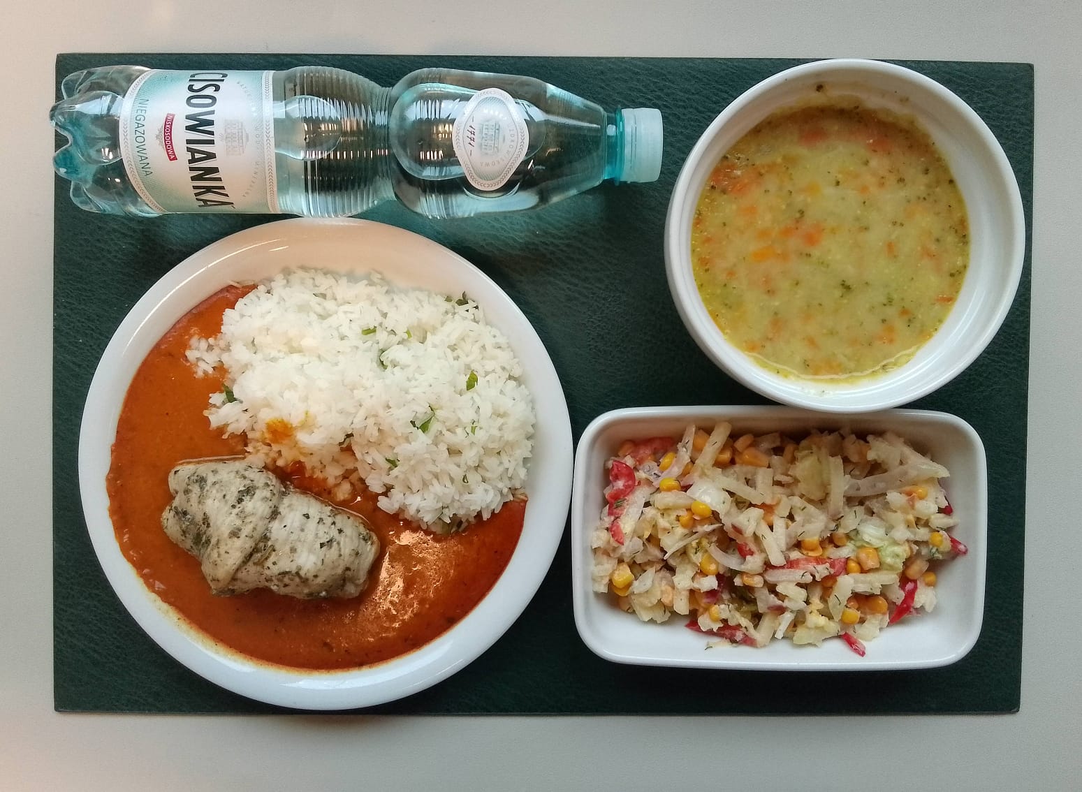 Zupa brokułowa z ziemniakami + 300 g ( SOJ, MLE, SEL,) Filet z indyka pieczony dieta + 100 g Sos curry + 100 g Ryż biały z natką pietruszki + 150 g Surówka z kapusty pekińskiej, kukurydzą, jabłkiem, papryką czerwoną b/c + 150 g (MLE,) Woda mineralna n/g 0,5l 1 szt