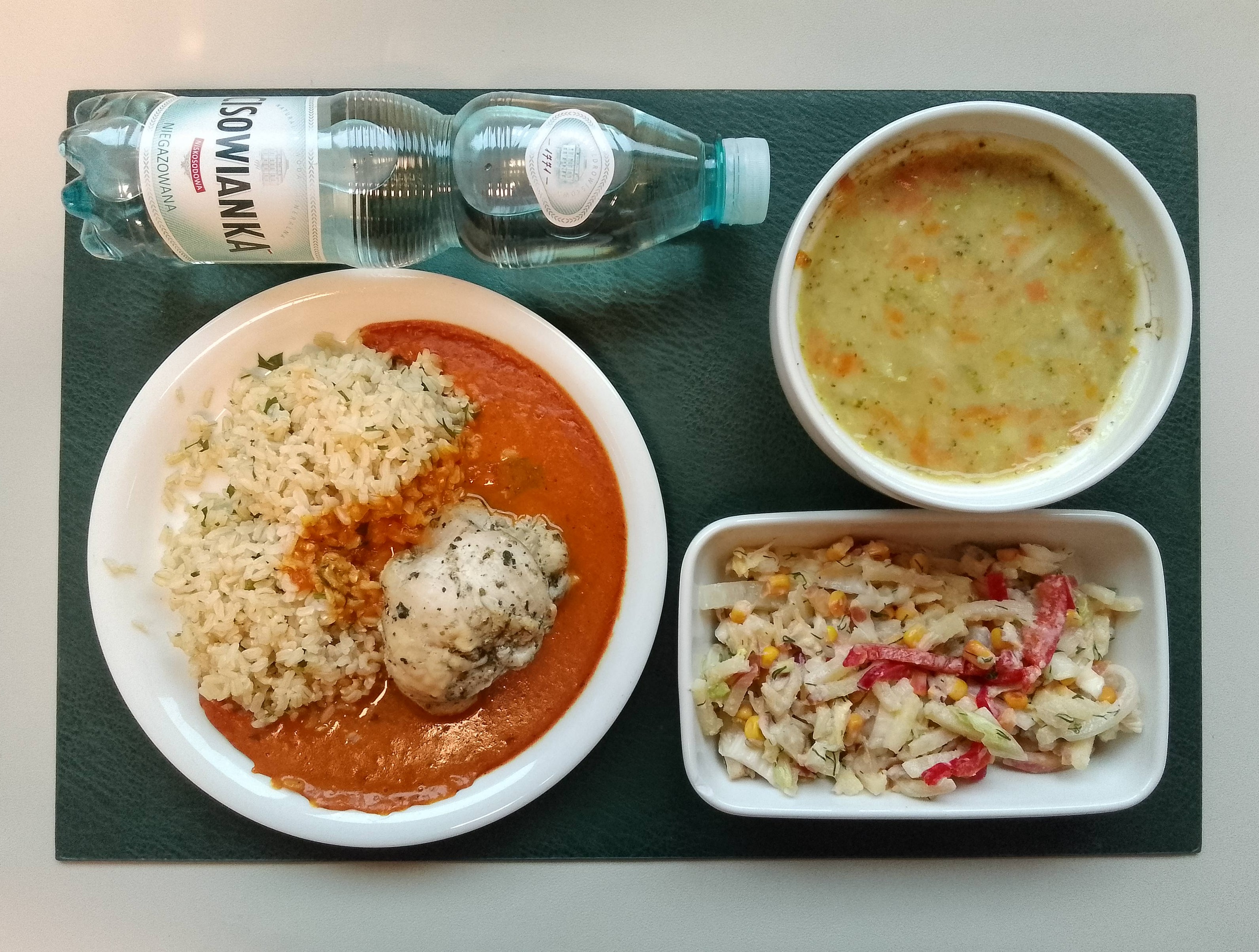 Zupa krem z zielonych warzyw + 300 g (SOJ, SEL,) Słonecznik ziarna prażone + 10 g Żółte pełnoziarniste pierogi z soczewicą + 300 g (GLU PSZ, SEL, może zawierać: SOJ, MLE, GOR,) Dip jogurtowy o smaku czosnkowym + 100 g (MLE,) Surówka z czerwonej kapusty b/c + 150 g (MLE,) Woda mineralna n/g 0,5l 1 szt