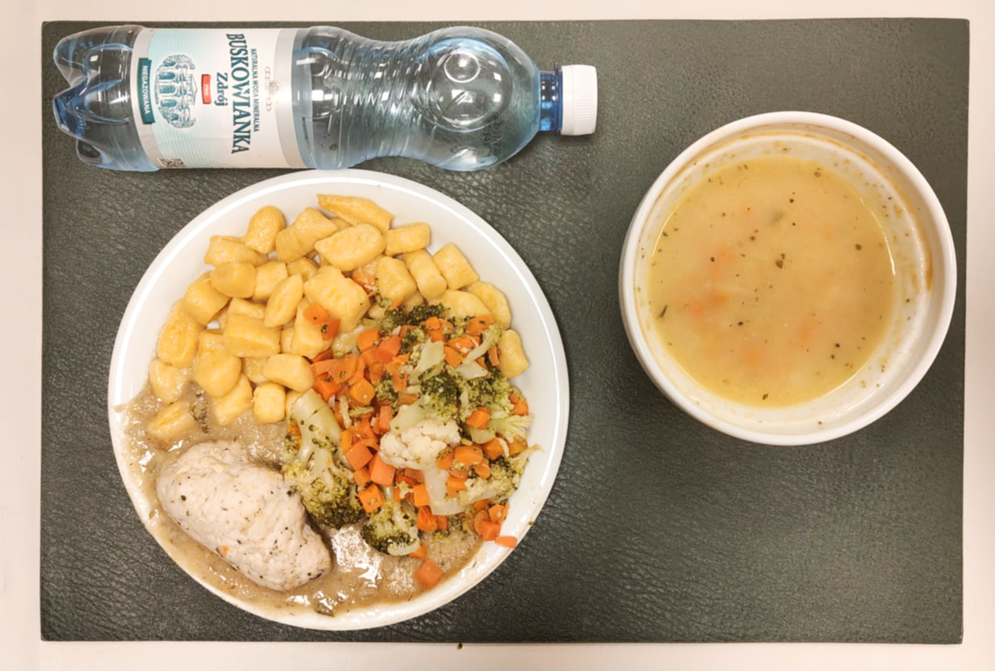 Zupa ziemniaczana + 300 g ( MLE, SEL,) Zrazik wieprzowy zawijany dieta + 100 g (MLE,) Sos pietruszkowy + 100 g ( SOJ, MLE,) Kopytka dyniowe + 200 g ( GLU PSZ, JAJ,) Bukiet warzyw gotowanych + 150 g Woda mineralna n/g 0,5l 1 szt