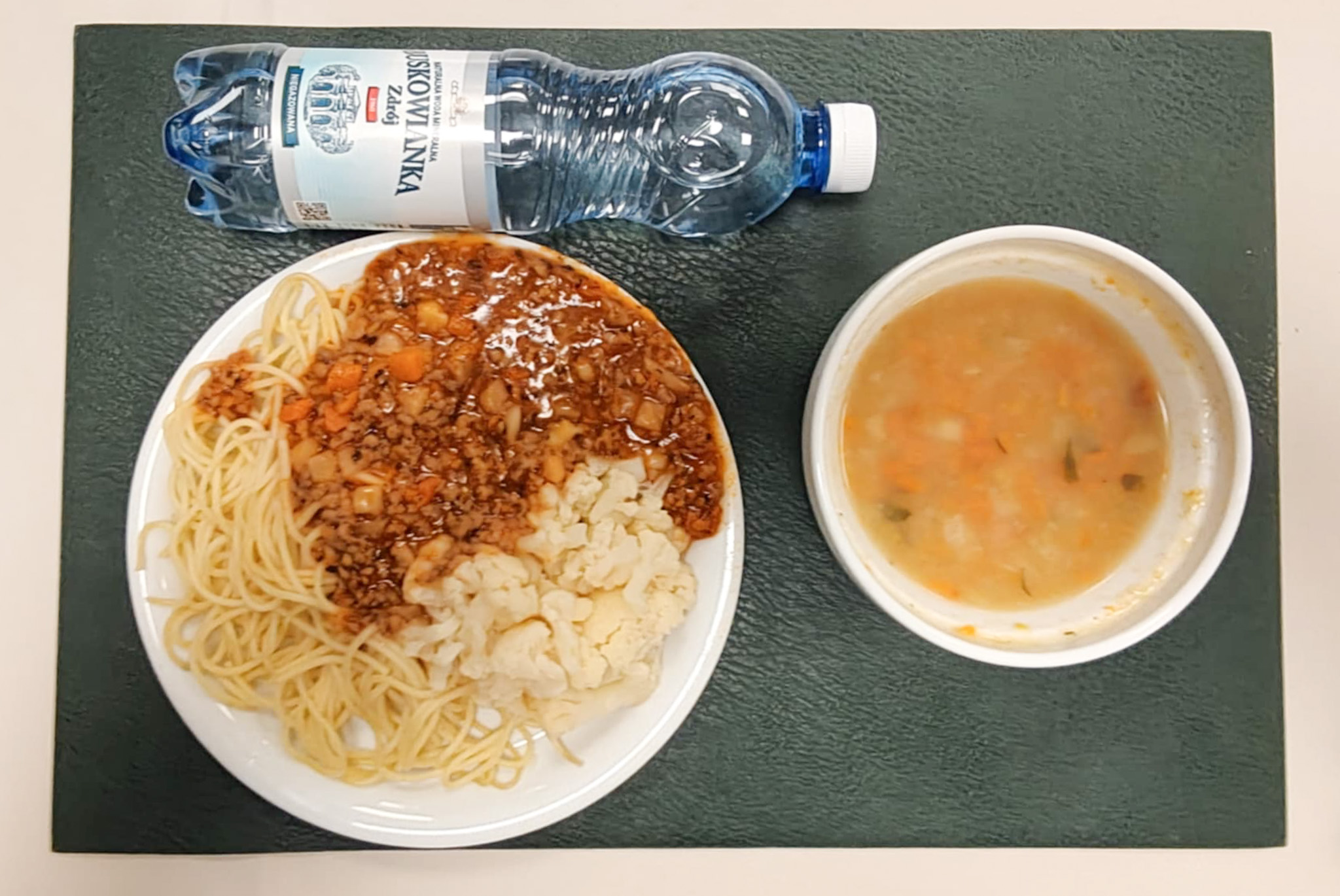 Zupa jarzynowa z ziemniakami + 300 g ( SOJ, MLE, SEL,) Sos boloński z wieprzowiną (dieta) + 150 g (SEL,) Makaron spaghetti z natką pietruszki + 200 g (GLU PSZ,) Kalafior gotowany + 150 g Woda mineralna n/g 0,5l 1 szt
