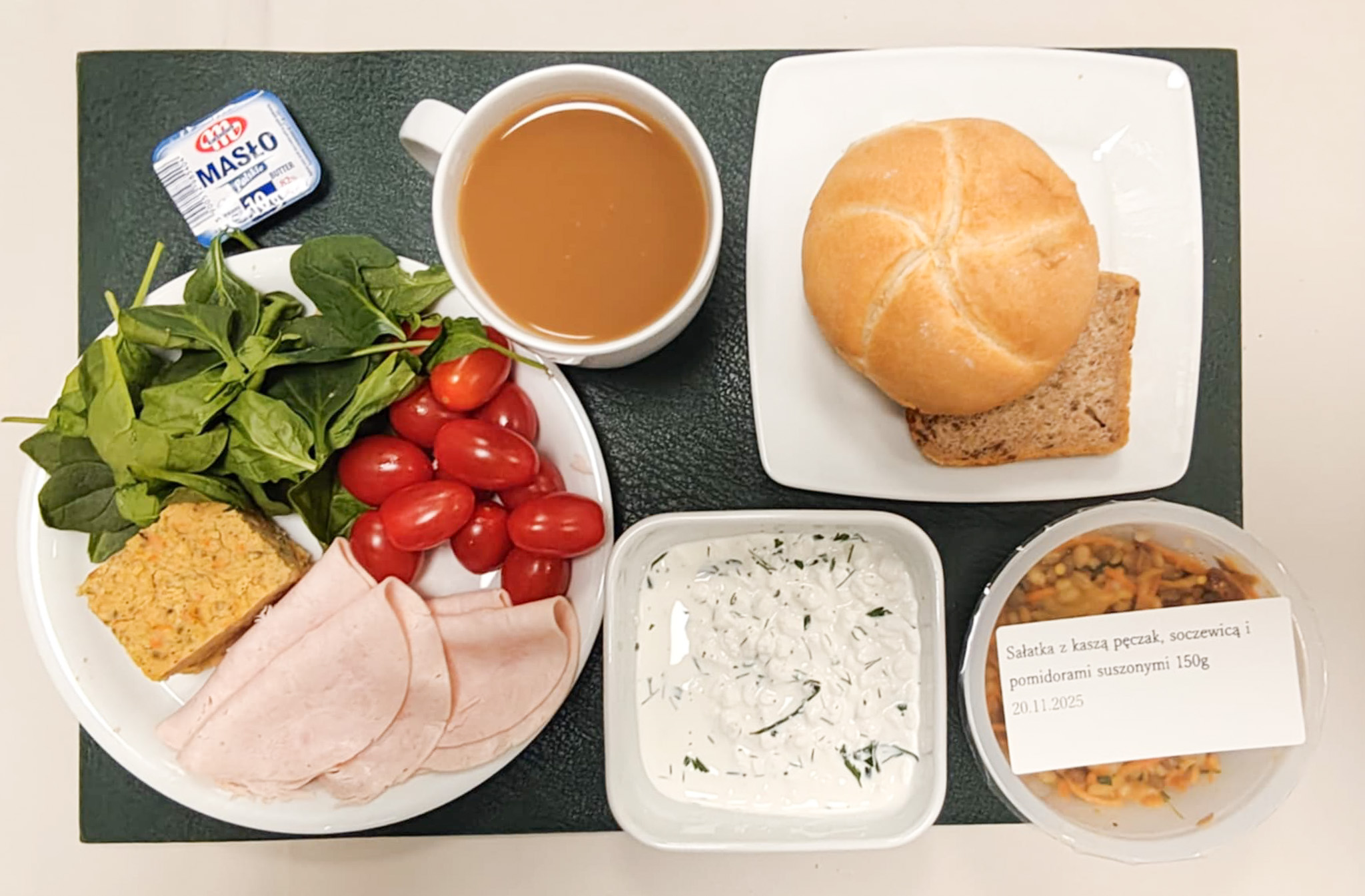 Chleb ze słonecznikiem i lnem-pszenno-żytni 30 g ( GLU PSZ, GLU ŻYT, ) Bułka graham-pszenna 50g 1 szt ( GLU PSZ,) Masło porcjowane 10g (82% tł.) 1 szt ( MLE,) Indyk pieczony z Bobrownik produkt blokowy drobiowo wpieprzowy średnio rozdrobniony,pieczony 50 g Pasztet z fasoli + 50 g ( GLU PSZ, JAJ, SEL, GOR, GLU OW, ) Pomidorki koktajlowe 100 g Szpinak baby 20 g Kawa zbożowa z mlekiem b/c 250 ml ( MLE, GLU ŻYT, GLU JĘCZ, )  II śniadanie: Sałatka z kaszą pęczak, soczewicą i pomidorami suszonymi + 150 g ( MLE, GLU JĘCZ, )