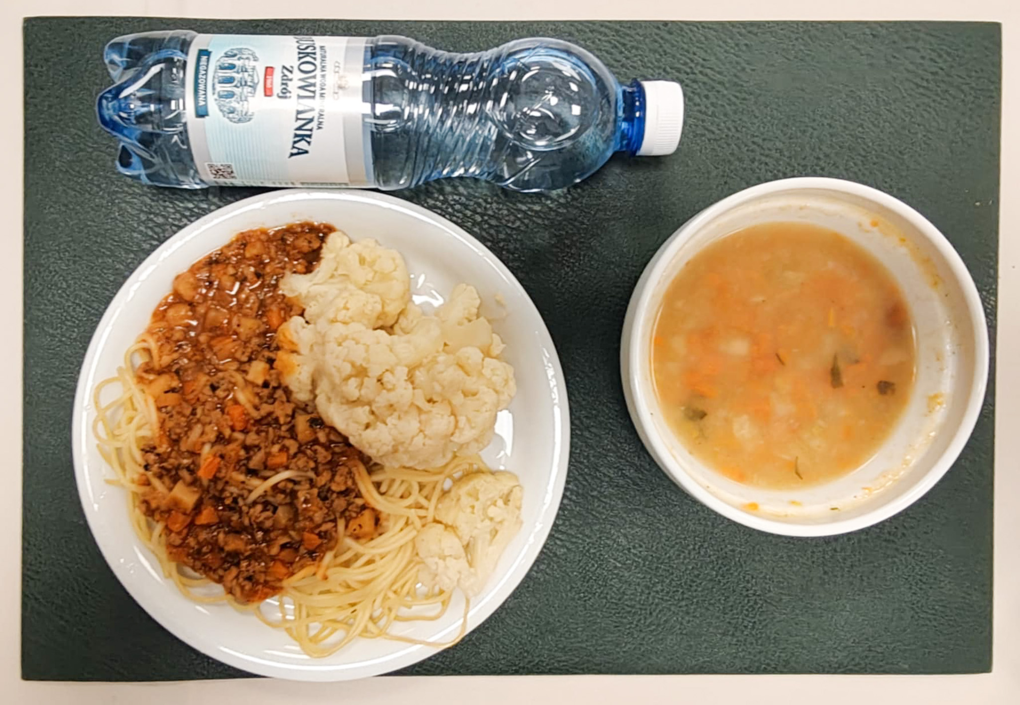 Zupa jarzynowa z ziemniakami + 300 g ( SOJ, MLE, SEL,) Sos boloński z wieprzowiną + 150 g ( SEL,) Makaron spaghetti z natką pietruszki + 150 g (GLU PSZ,) Kalafior gotowany + 150 g Woda mineralna n/g 0,5l 1 szt