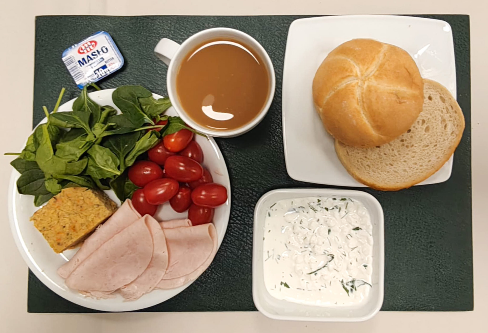 Chleb mieszany pszenno-żytni 25 g ( GLU PSZ, GLU ŻYT, ) Bułka pszenna kajzerka 50g 1 szt ( GLU PSZ, GLU ŻYT, ) Masło porcjowane 10g (82% tł.) 1 szt ( MLE,) Indyk pieczony z Bobrownik produkt blokowy drobiowo wpieprzowy średnio rozdrobniony,pieczony 50 g Serek wiejski z ziołami + 100 g ( MLE,) Pomidorki koktajlowe 100 g Szpinak baby 20 g Kawa zbożowa z mlekiem b/c 250 ml ( MLE, GLU ŻYT, GLU JĘCZ, ) Cukier 5 g