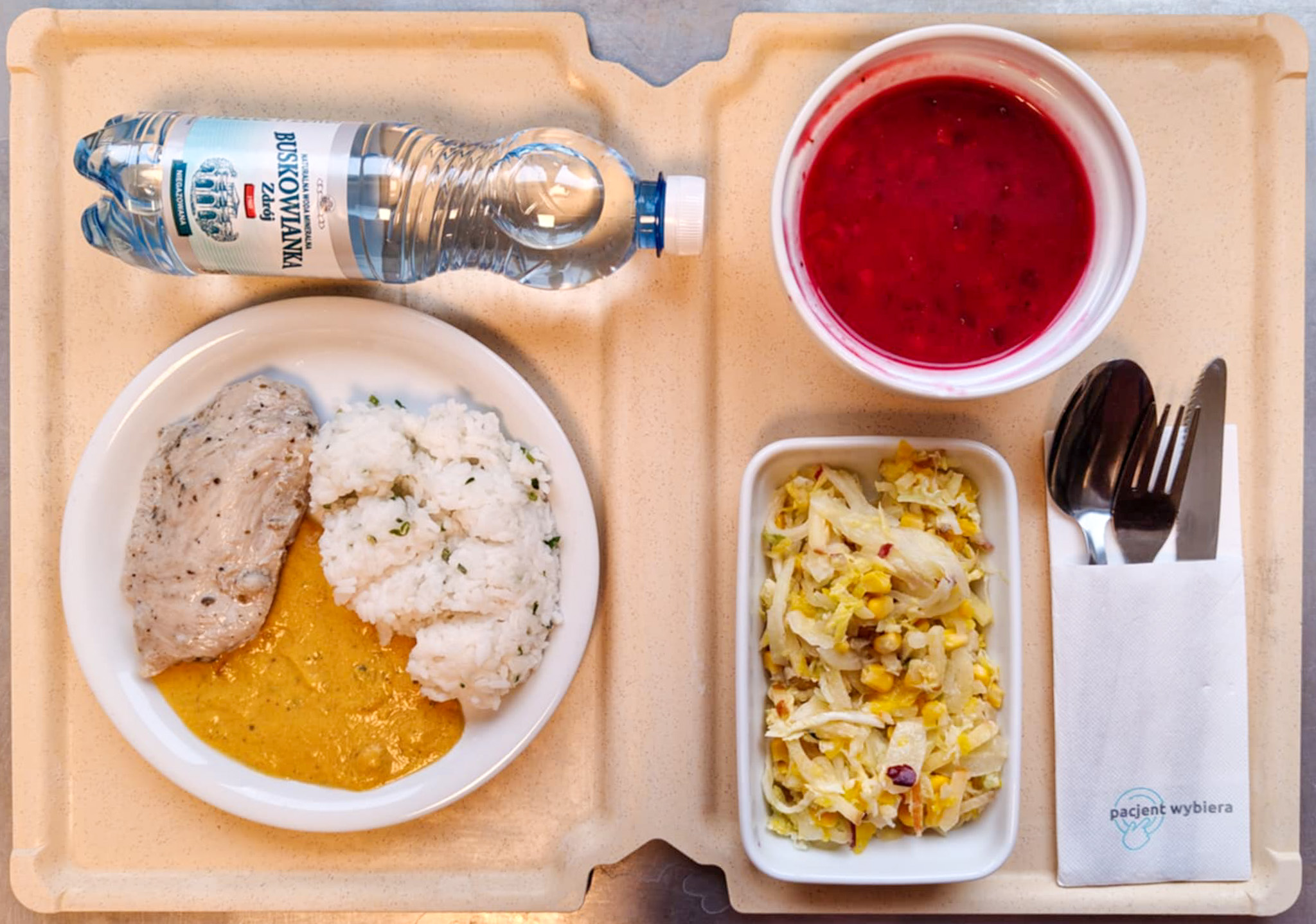 Barszcz czerwony z ziemniakami + 300 g (SOJ, MLE, SEL,) Filet z indyka pieczony dieta + 100 g Sos dyniowy + 100 g ( MLE,) Ryż biały z natką pietruszki + 200 g Surówka z kapusty pekińskiej z olejem + 150 g Woda mineralna n/g 0,5l 1 szt