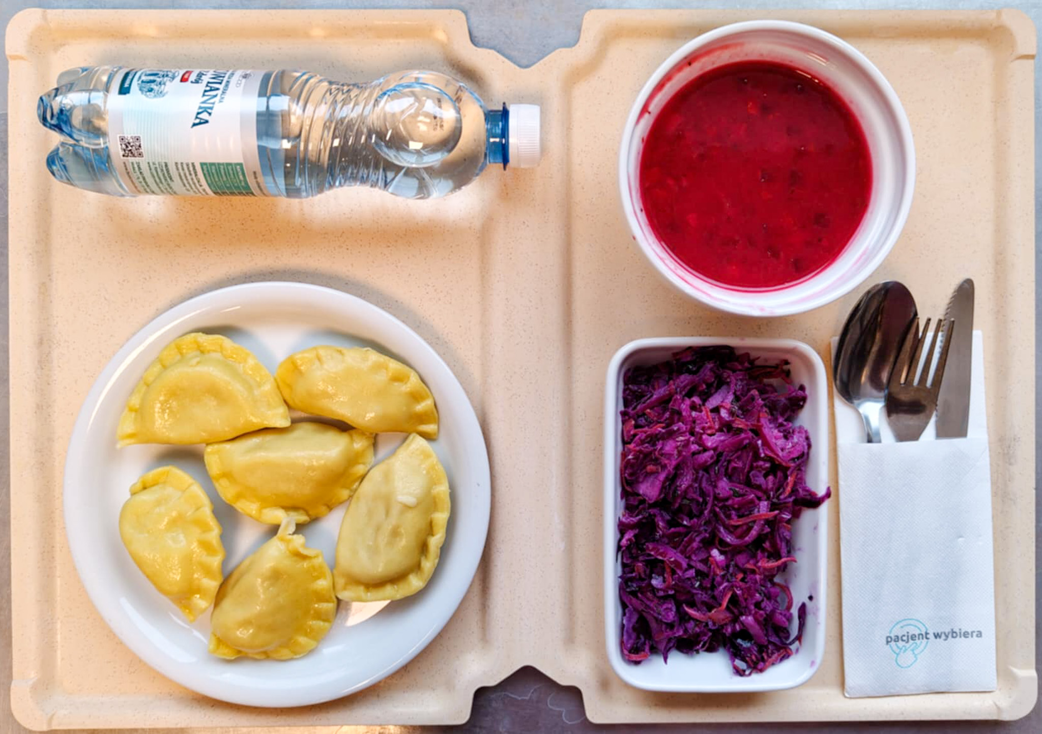 Zupa krem z zielonych warzyw + 300 g (SOJ, SEL,) Słonecznik ziarna prażone + 10 g Żółte pełnoziarniste pierogi z soczewicą + 300 g (GLU PSZ, SEL, może zawierać: SOJ, MLE, GOR,) Surówka z czerwonej kapusty b/c + 150 g (MLE,) Woda mineralna n/g 0,5l 1 szt