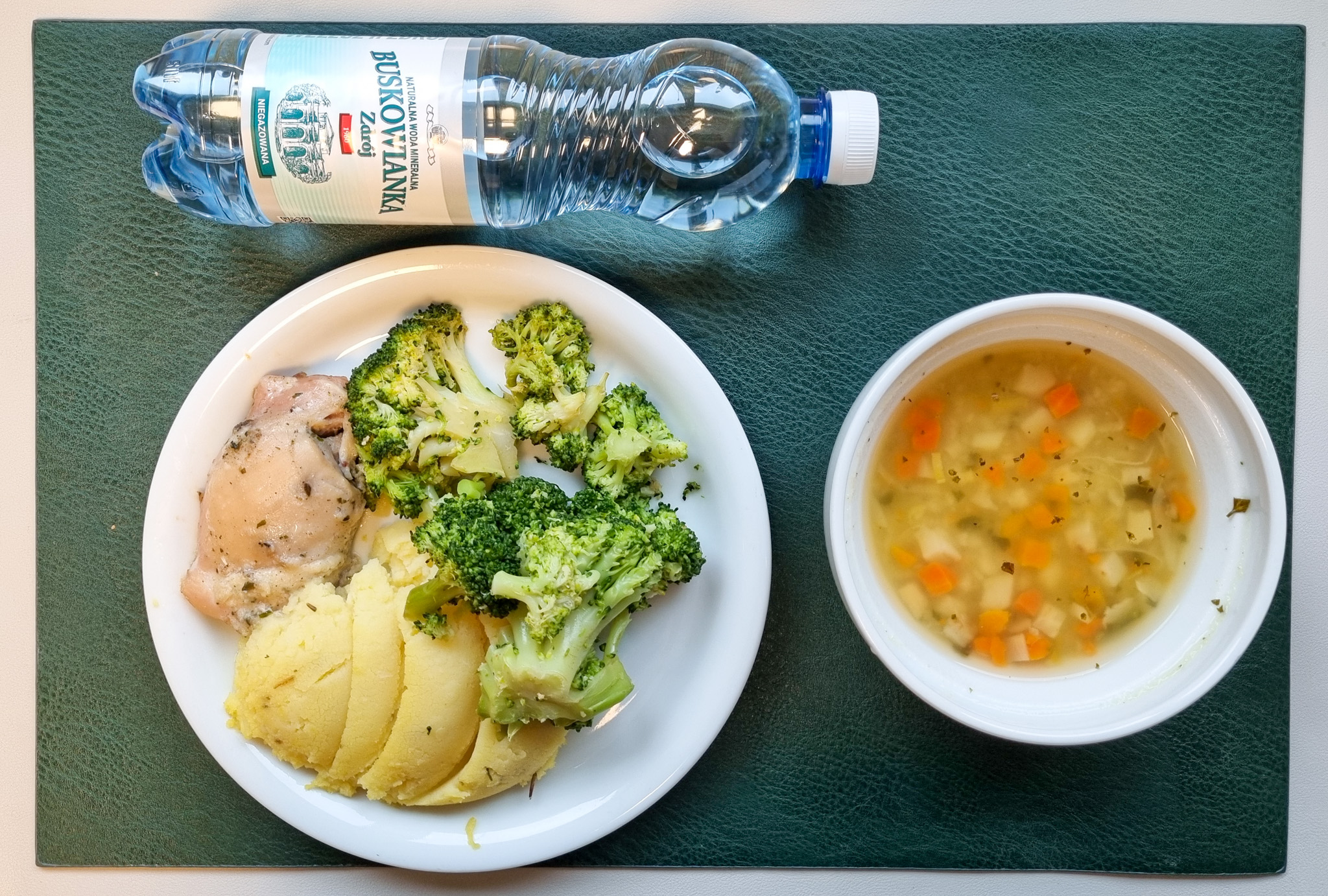 Zupa ryżowa z ziemniakami + 300 g ( SOJ, SEL,) Udziec z kurczaka wolno gotowany z ziołami +  100 g Puree ziemniaczane + 150 g ( MLE,) Brokuł gotowany + 150 g Woda mineralna n/g 0,5l 1 szt