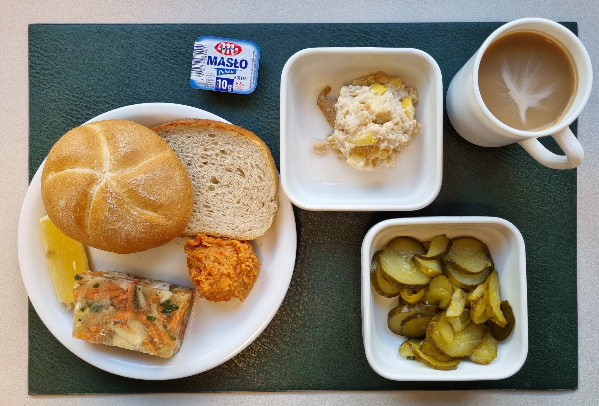 Owsianka z jabłkami i figami b/c + 100 g ( MLE, GLU OW,) Bułka pszenna kajzerka 50g 1 szt ( GLU PSZ, GLU ŻYT, ) Chleb mieszany pszenno-żytni 25 g ( GLU PSZ, GLU ŻYT, ) Masło porcjowane 10g (82% tł.) 1 szt ( MLE,) Hummus paprykowy + 50 g ( SEZ,) Galaretka drobiowa z udźca z cytryną dieta + 100 g ( SEL,) Plastry ogórka kiszonego + 120 g Kawa zbożowa z mlekiem b/c 250 ml ( MLE, GLU ŻYT, GLU JĘCZ, ) Cukier 5 g