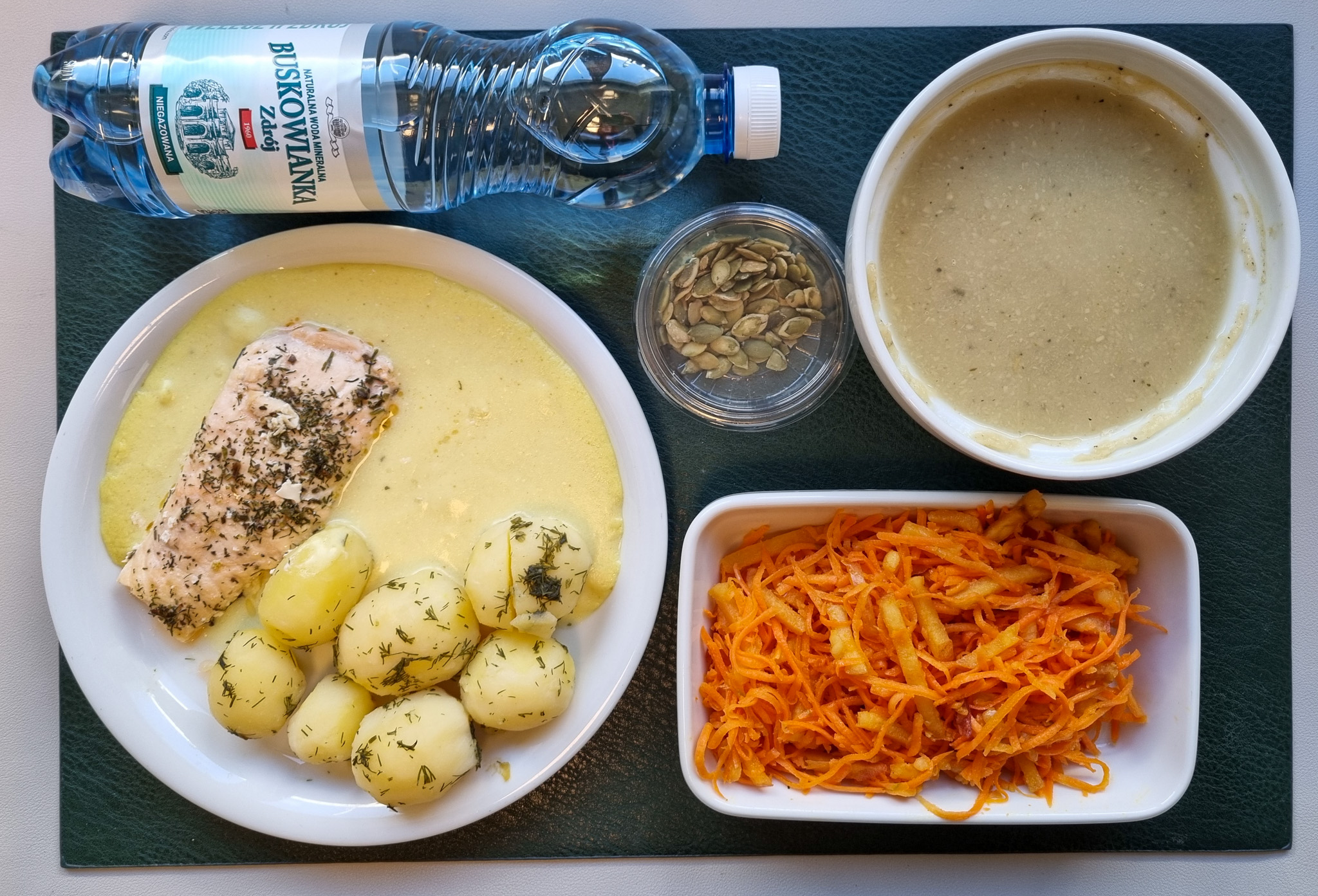 Krem z pieczonej pietruszki + 300 g ( SOJ, MLE, SEL,) Pestki dyni 10 g Łosoś pieczony z przyprawami 100g + 100 g (RYB,) Sos cytrynowy + 100 g ( GLU PSZ, MLE,) Ziemniaki gotowane z koperkiem + 150 g Surówka z marchwi, jabłka i pomarańczy b/c +  150 g Woda mineralna n/g 0,5l 1 szt
