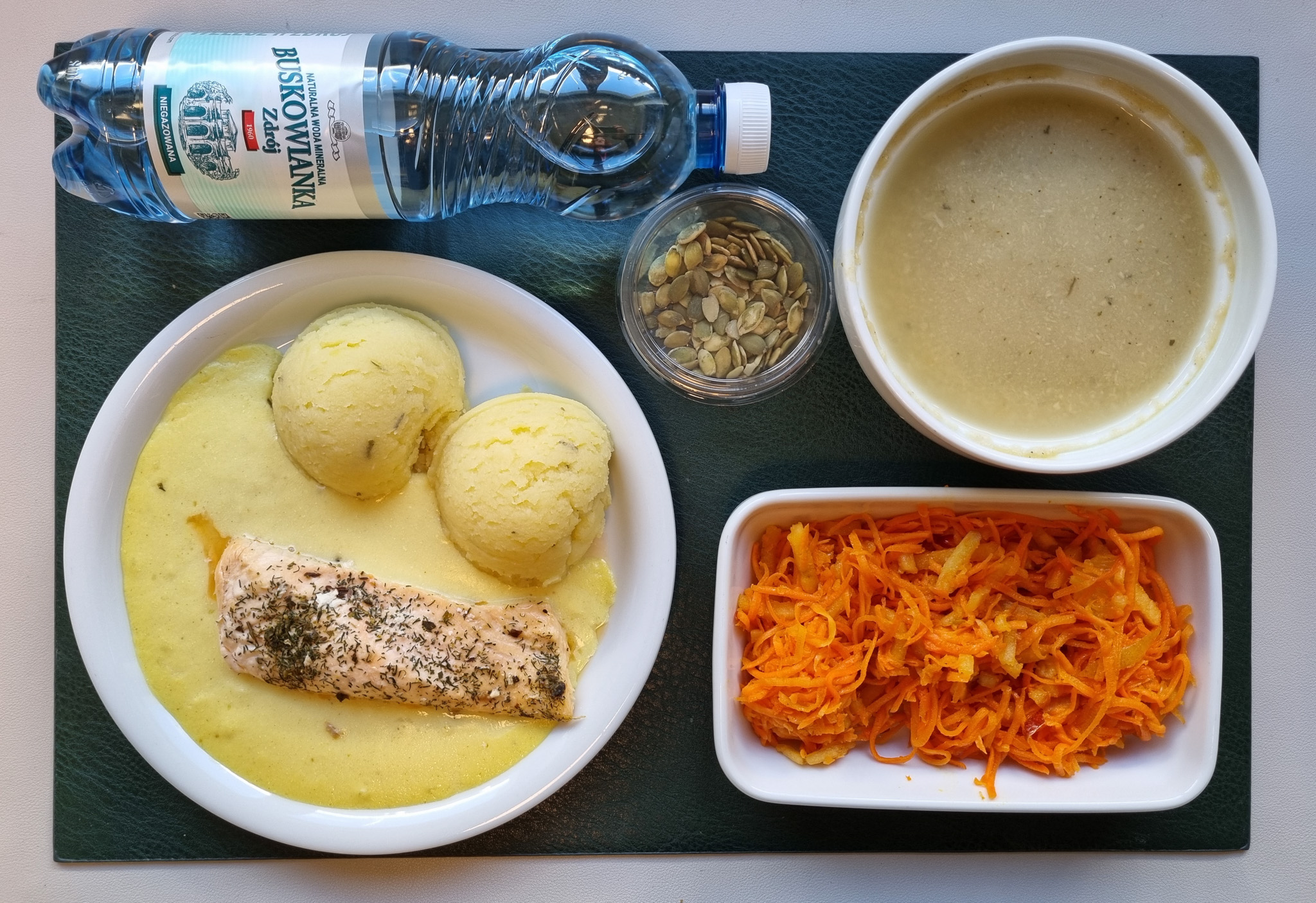 Krem z pieczonej pietruszki + 300 g ( SOJ, MLE, SEL,) Pestki dyni 10 g Łosoś pieczony z przyprawami 100g + 100 g (RYB,) Sos cytrynowy + 100 g ( GLU PSZ, MLE,) Puree ziemniaczane + 150 g ( MLE,) Surówka z marchwi, jabłka i pomarańczy b/c +  150 g Woda mineralna n/g 0,5l 1 szt