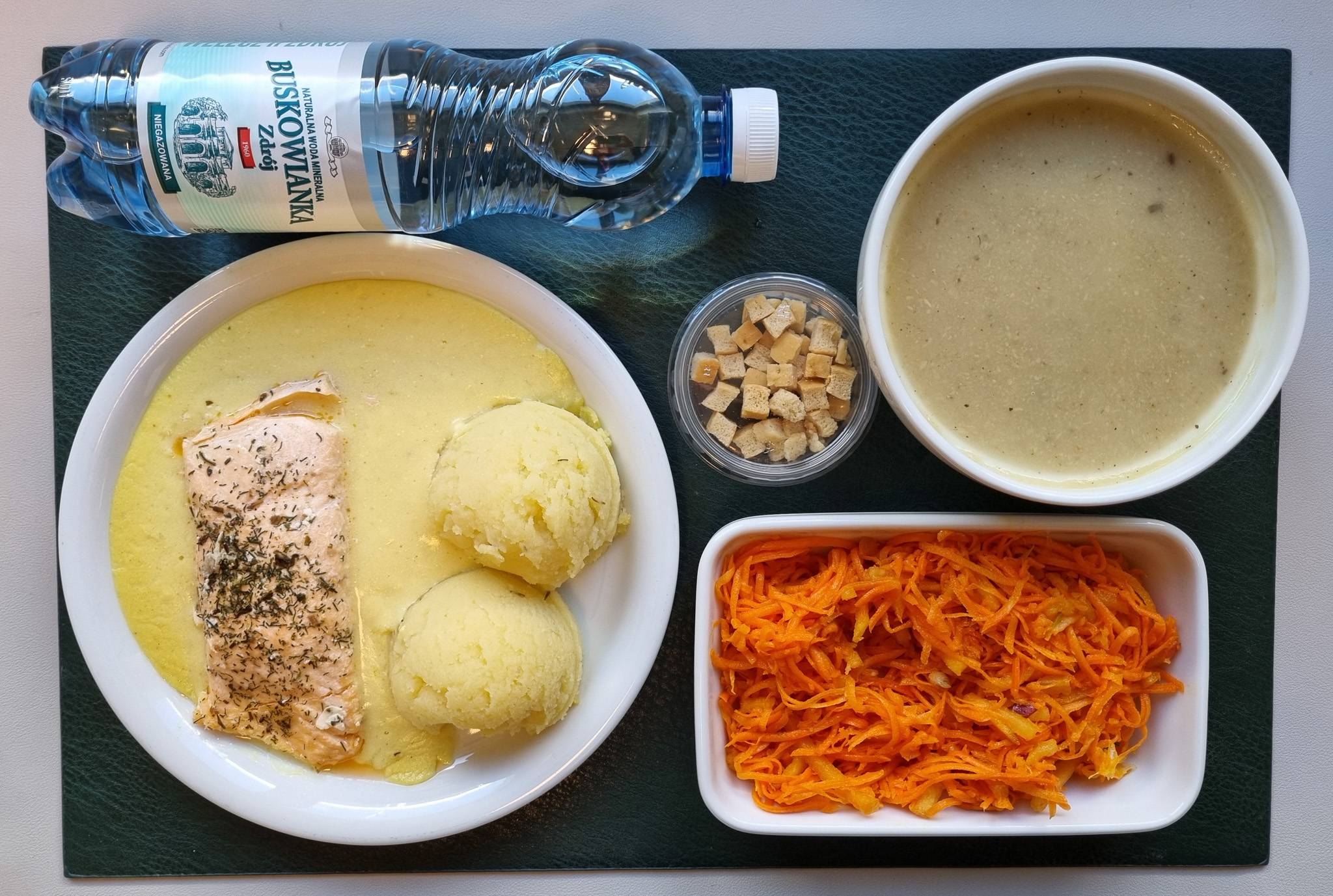 Krem z pieczonej pietruszki + 300 g ( SOJ, MLE, SEL,) Grzanki pszenne + 10 g ( GLU PSZ, JAJ, MLE, może zawierać: SOJ, ) Łosoś pieczony z przyprawami 100g + 100 g (RYB,) Sos cytrynowy + 100 g ( GLU PSZ, MLE,) Puree ziemniaczane + 200 g ( MLE,) Surówka z marchwi, jabłka i pomarańczy b/c +  150 g Woda mineralna n/g 0,5l 1 szt