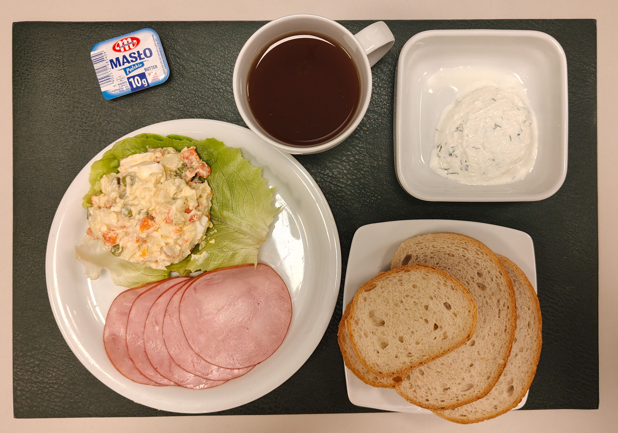  Chleb mieszany pszenno-żytni 50 g ( GLU PSZ, GLU ŻYT, ) Bułka pszenna długa krojona 30 g ( GLU PSZ,) Masło porcjowane 10g (82% tł.) 2 szt ( MLE,) Pasta z twarogu z koperkiem + 50 g ( MLE,) Szynkowa dębowa kieł.wp.gr.rozd.wędz.parzo.z dodat.wody w osł.niejad 50 g Sałatka jarzynowa z jajkiem dieta + 120 g ( JAJ, MLE, SEL,) Sałata zielona 10 g Herbata czarna ekspresowa z cytryną Cateringowa b/c 250 ml Cukier 5 g