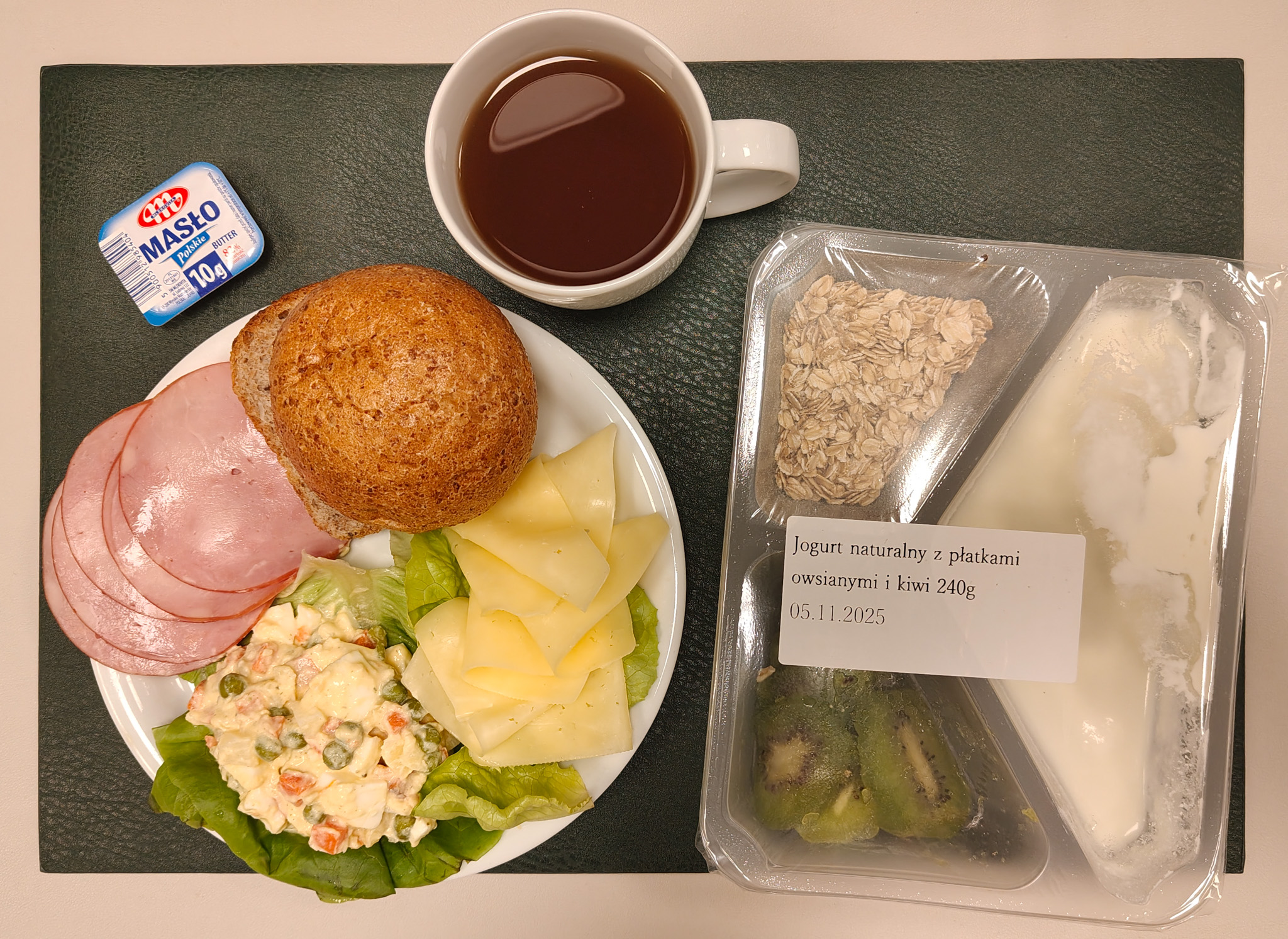 Bułka graham-pszenna 50g 1 szt ( GLU PSZ,) Chleb wieloziarnisty 30 g ( GLU PSZ, SOJ, SEZ, GLU ŻYT, ) Masło porcjowane 10g (82% tł.) 2 szt ( MLE,) Ser żółty 30 g (MLE,) Szynkowa dębowa kieł.wp.gr.rozd.wędz.parzo.z dodat.wody w osł.niejad 50 g Sałatka jarzynowa z jajkiem dieta + 120 g ( JAJ, MLE, SEL,) Sałata zielona 10 g Herbata czarna ekspresowa z cytryną Cateringowa b/c 250 ml