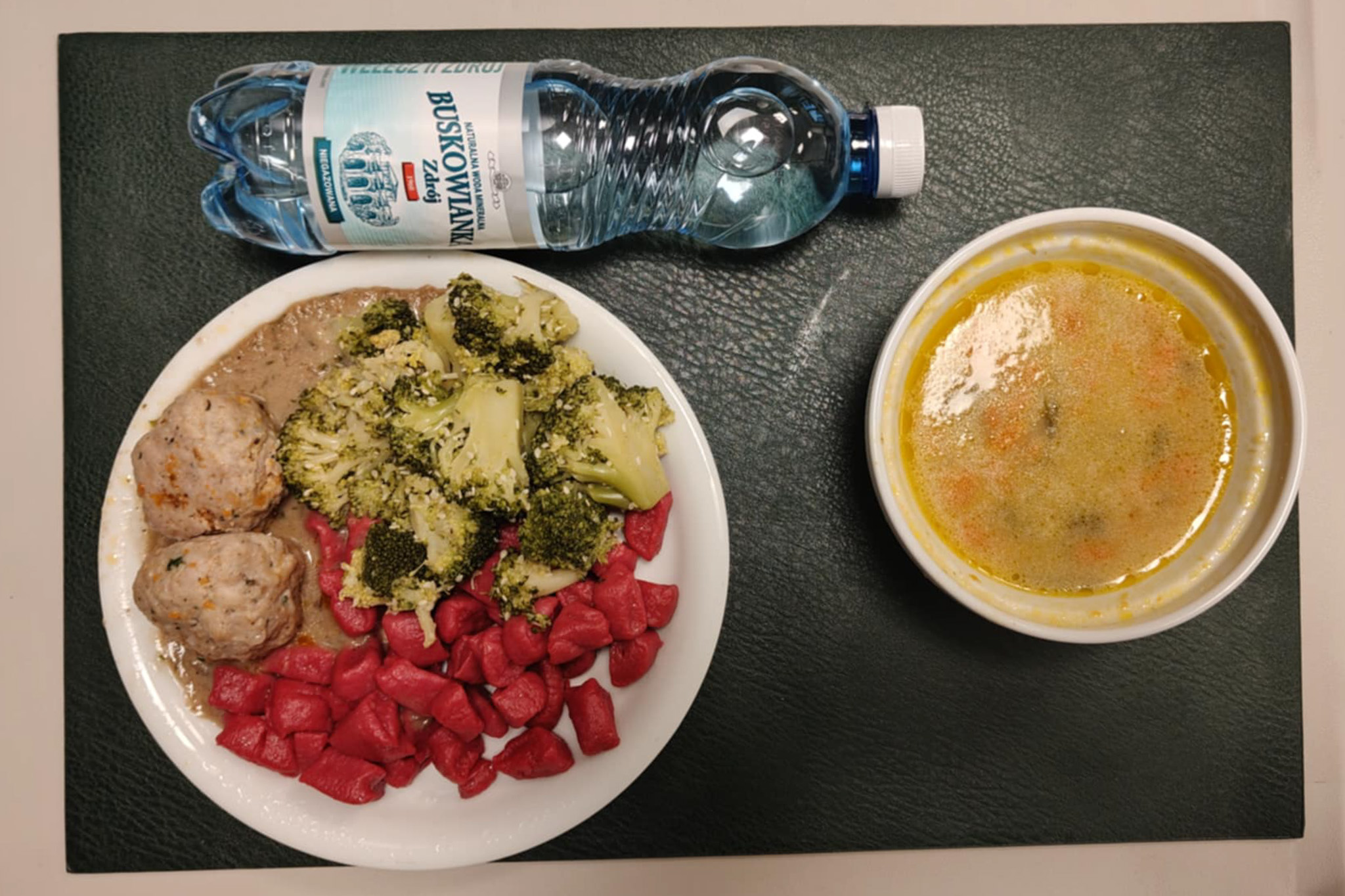 Zupa z fasolki szparagowej z ziemniakami + 300 g (SOJ, MLE, SEL,) Pulpet wieprzowy z nadzieniem pomidorowym + 100 g (GLU PSZ, JAJ, SEL, ) Sos pieczarkowy + 100 g ( MLE,) Ziemniaki gotowane z koperkiem + 150 g Brokuł gotowany z sezamem + 150 g ( SEZ,) Woda mineralna n/g 0,5l 1 szt