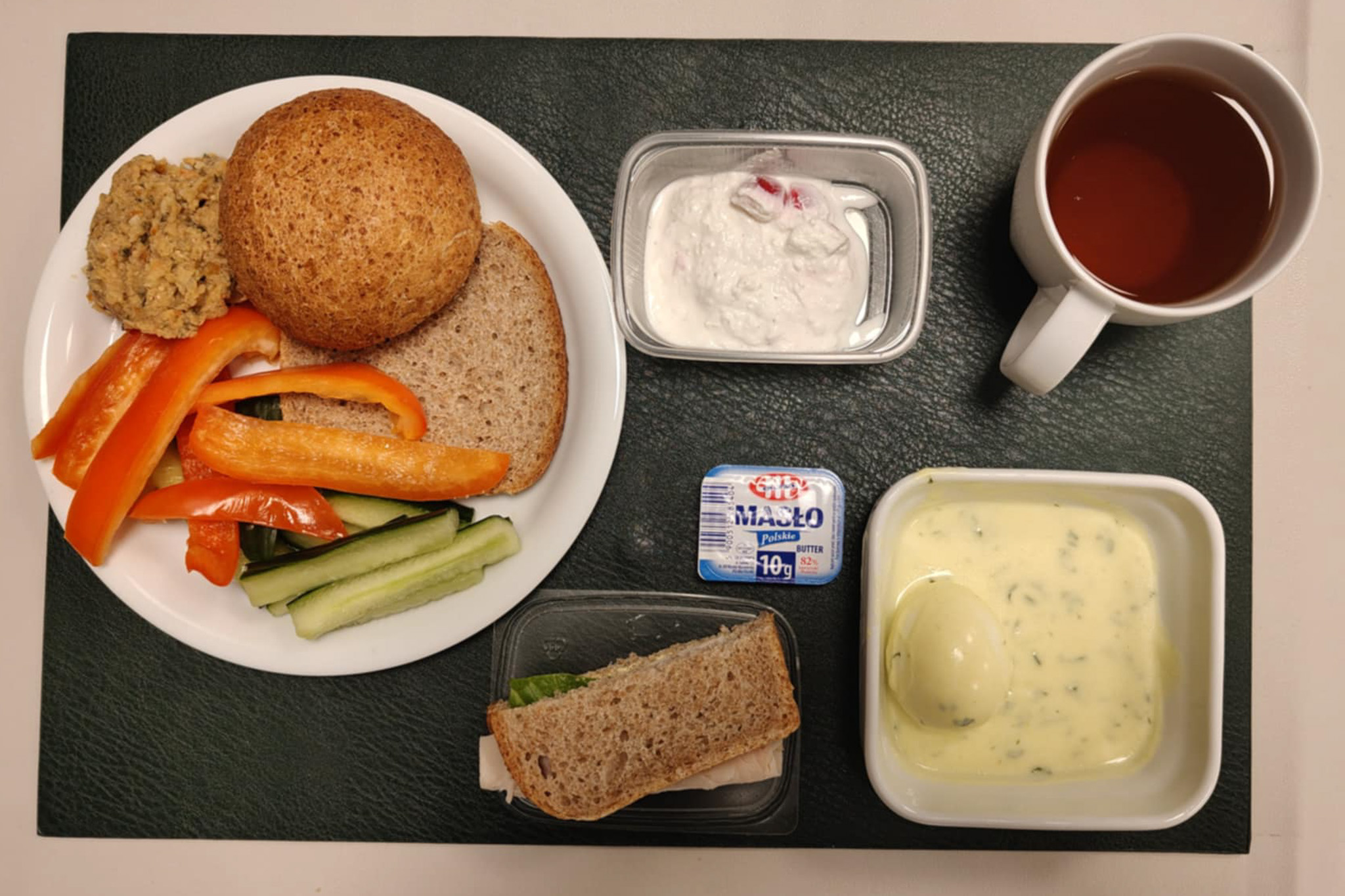 Bułka graham-pszenna 50g 1 szt ( GLU PSZ,) Chleb Graham 30 g ( GLU PSZ,) Masło porcjowane 10g (82% tł.) 1 szt ( MLE,) Twarożek z rzodkiewką + 50 g ( MLE,) Hummus + 50 g (SOJ,) Papryka i ogórek słupki + 120 g Herbata czarna ekspresowa z cytryną Cateringowa b/c 250 ml