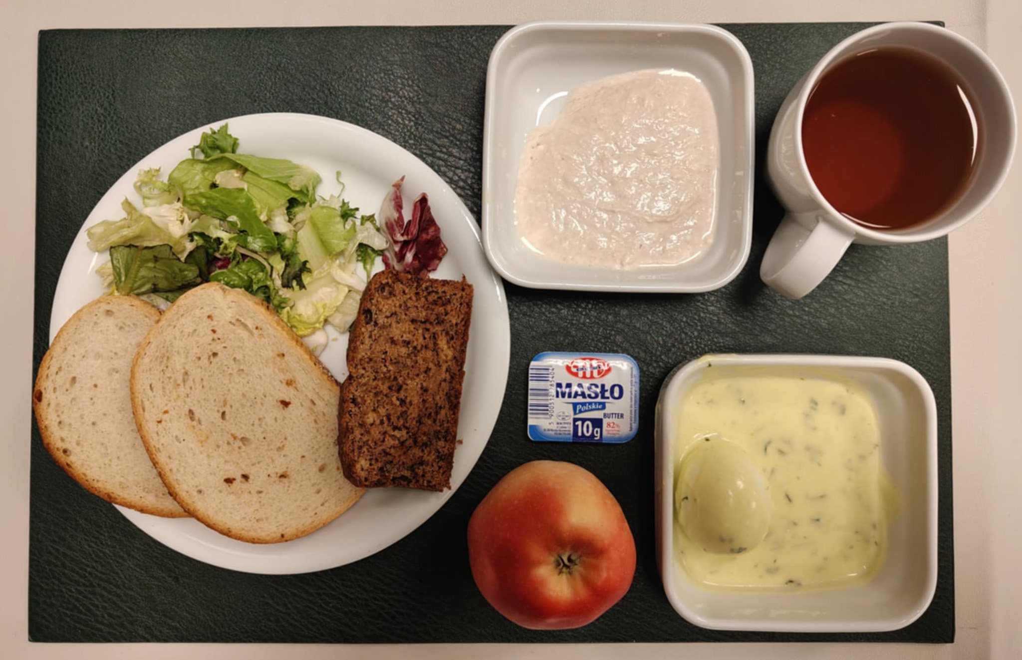 Chlebek bananowy + 30 g ( GLU PSZ, JAJ, MLE,) Chleb mieszany pszenno-żytni 50 g ( GLU PSZ, GLU ŻYT,) Masło porcjowane 10g (82% tł.) 1 szt ( MLE,) Jajko w sosie jogurtowo-pietruszkowym + 100 g ( JAJ, MLE,) warożek różany + 50 g ( MLE,) Pomidorki koktajlowe 120 g Herbata czarna ekspresowa z cytryną Cateringowa b/c 250 ml Cukier 5 g