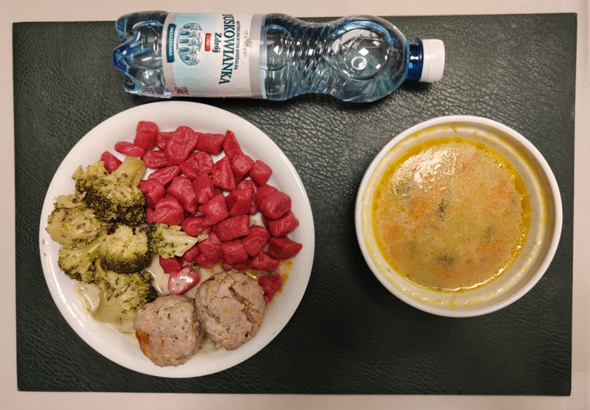 Zupa z fasolki szparagowej z ziemniakami + 300 g (SOJ, MLE, SEL,) Pulpet wieprzowy z nadzieniem pomidorowym + 100 g (GLU PSZ, JAJ, SEL, ) Sos koperkowy dieta + 100 g ( MLE,) Kopytka buraczane + 200 g ( GLU PSZ, JAJ, może zawierać: SOJ, SEL, GOR, ) Brokuł gotowany + 150 g Woda mineralna n/g 0,5l 1 szt