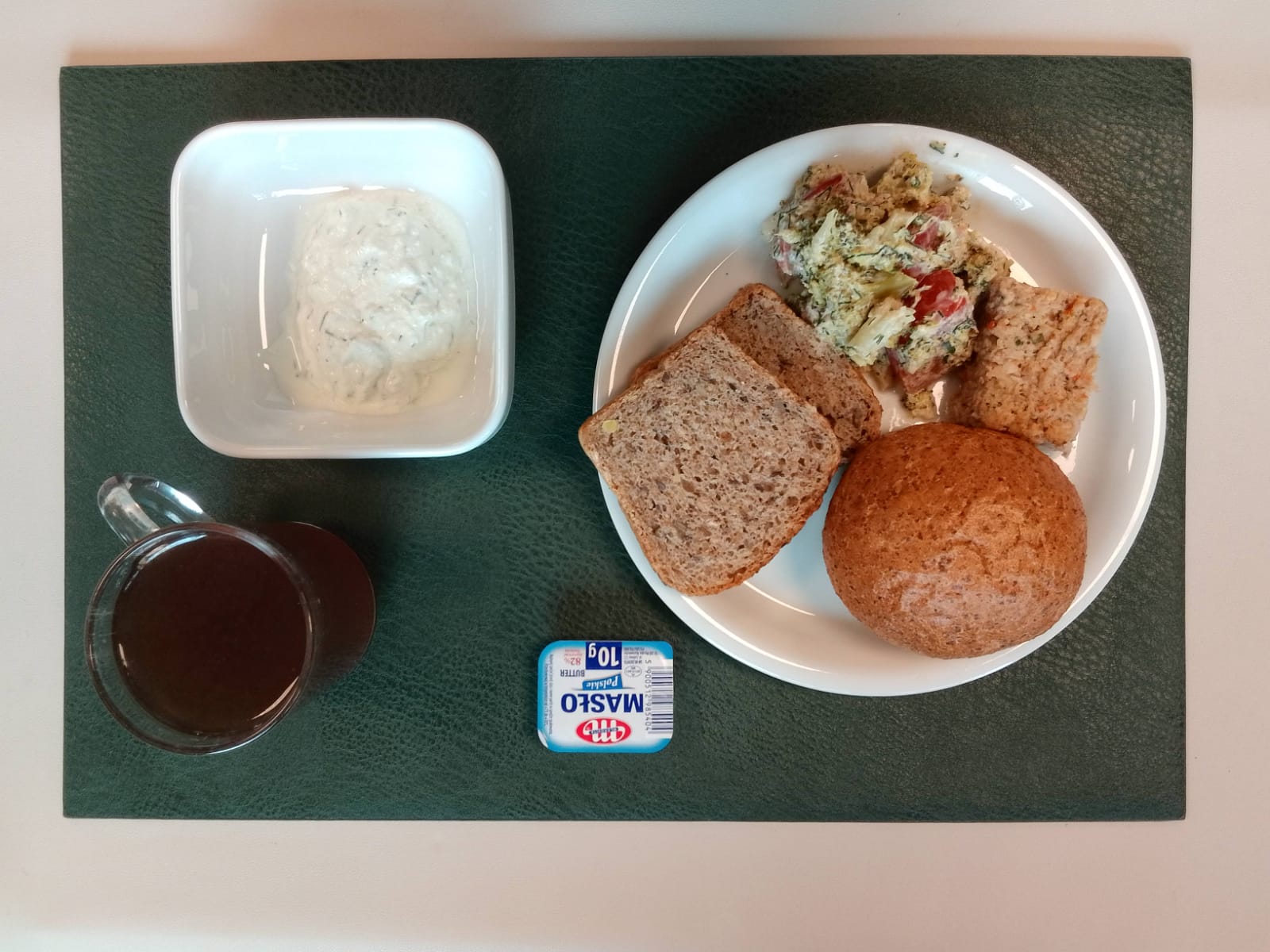 Bułka graham-pszenna 50g 1 szt ( GLU PSZ,) Chleb wieloziarnisty 60 g ( GLU PSZ, SOJ, SEZ, GLU ŻYT, ) Masło porcjowane 10g (82% tł.) 1 szt ( MLE,) Pasztet wieprzowy z warzywami + 50 g ( GLU PSZ, JAJ, SOJ, MLE, SEL, ) Twarożek z koperkiem + 50 g (MLE,) Sałatka z brokułu, pomidora i jogurtem + 120 g ( JAJ, MLE, GOR,) Herbata czarna ekspresowa z cytryną Cateringowa b/c 250 ml
