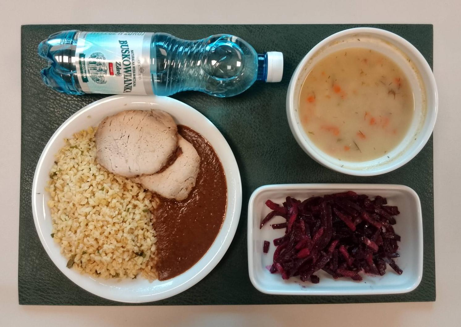 Zupa koperkowa z ryżem + 300 g ( SOJ, MLE, SEL,) Schab pieczony cały + 100 g Sos morelowo-śliwkowy + 100 g ( GLU PSZ, SOJ, MLE, GOR, S02,) Kasza bulgur z natką pietruszki + 150 g ( GLU PSZ,) Sałatka z buraków i jabłka (z olejem) b/c + 150 g Woda mineralna n/g 0,5l 1 szt
