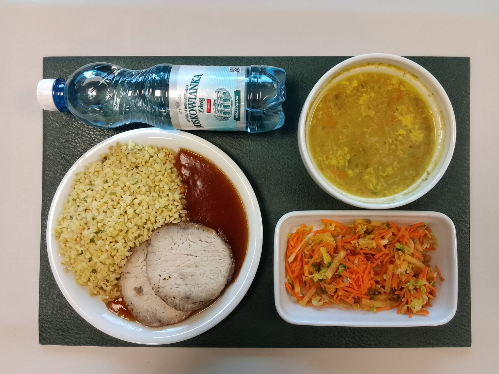 Zupa szczawiowa z ziemniakami + 300 g ( SOJ, MLE, SEL,) Schab gotowany + 100 g Sos własny dieta + 100 g ( SOJ,) Kasza bulgur z natką pietruszki + 150 g ( GLU PSZ,) Surówka z kapusty włoskiej + 150 g Woda mineralna n/g 0,5l 1 szt