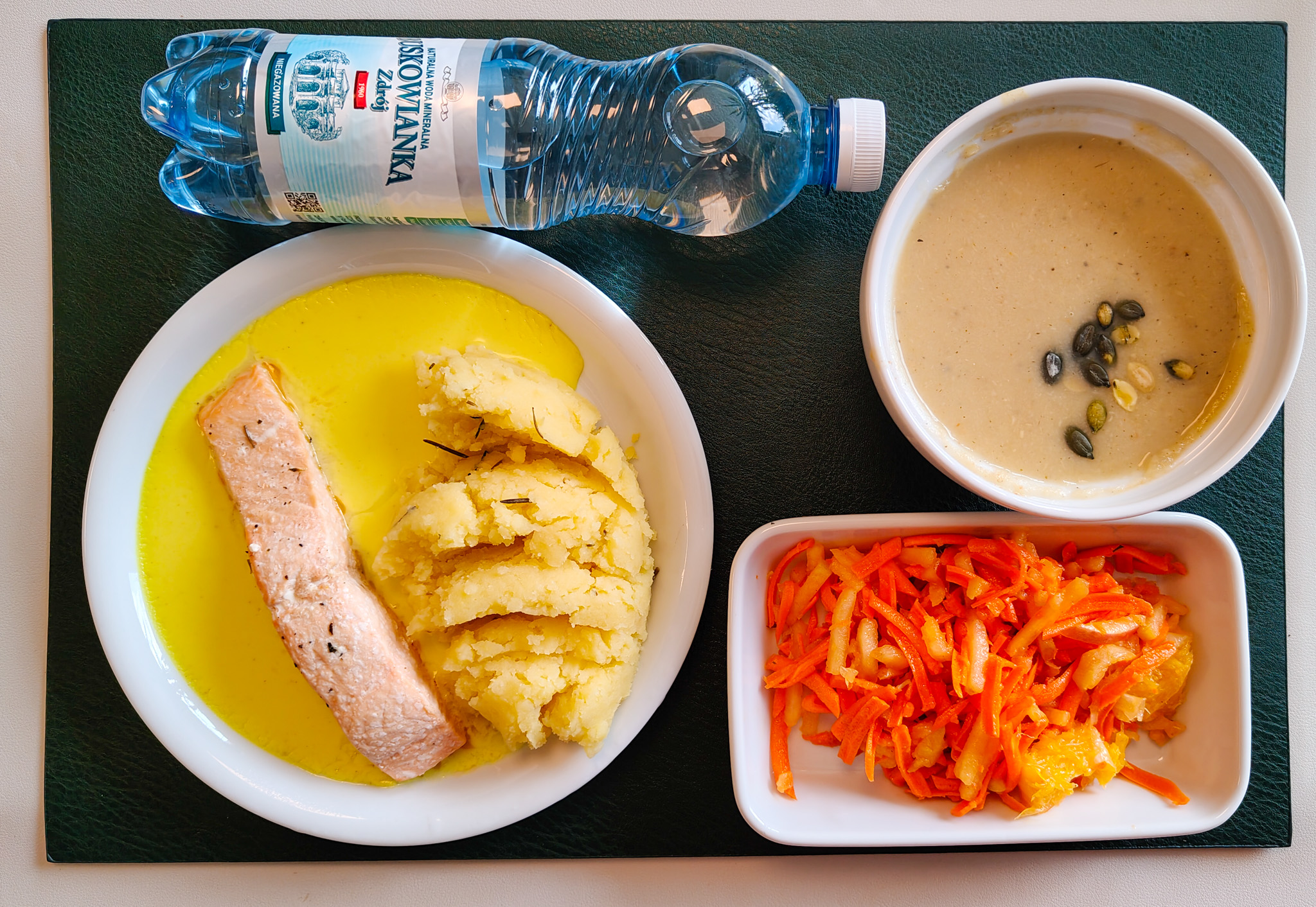 Krem z pieczonej pietruszki + 300 g (SOJ, MLE, SEL,) Pestki dyni 10 g Łosoś pieczony z przyprawami 100g + 100 g ( RYB,) Sos cytrynowy + 100 g ( GLU PSZ, MLE,) Puree ziemniaczane + 150 g (MLE,) Surówka z marchwi, jabłka i pomarańczy b/c + 150 g Woda mineralna n/g 0,5l 1 sz
