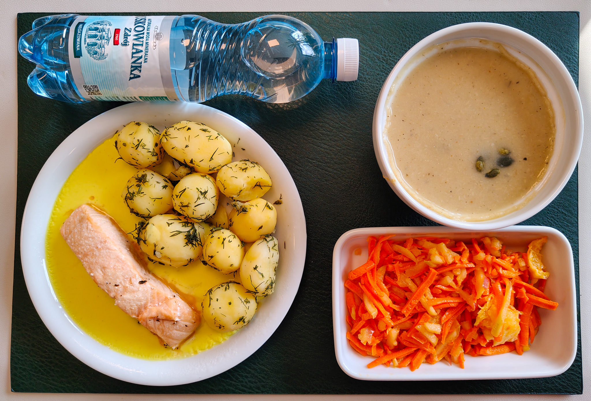 Krem z pieczonej pietruszki + 300 g (SOJ, MLE, SEL,) Pestki dyni 10 g Łosoś pieczony z przyprawami 100g + 100 g ( RYB,) Sos cytrynowy + 100 g ( GLU PSZ, MLE,) Ziemniaki gotowane z koperkiem + 150 g Surówka z marchwi, jabłka i pomarańczy b/c + 150 g Woda mineralna n/g 0,5l 1 sz