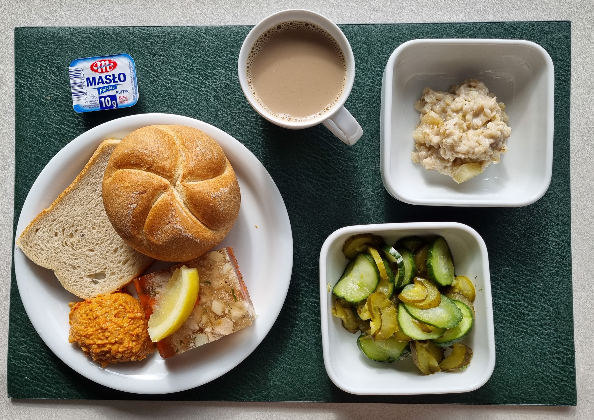 Owsianka z jabłkami i figami b/c + 100 g ( MLE, GLU OW,) Bułka pszenna kajzerka 50g 1 szt ( GLU PSZ, GLU ŻYT, ) Chleb mieszany pszenno-żytni 25 g ( GLU PSZ, GLU ŻYT, ) Masło porcjowane 10g (82% tł.) 1 szt ( MLE,) Hummus paprykowy + 50 g ( SEZ,) Galaretka drobiowa z udźca z cytryną dieta + 100 g ( SEL,) Plastry ogórka świeżego i kiszonego + 120 g Kawa zbożowa z mlekiem b/c 250 ml ( MLE, GLU ŻYT, GLU JĘCZ, ) Cukier 5 g 