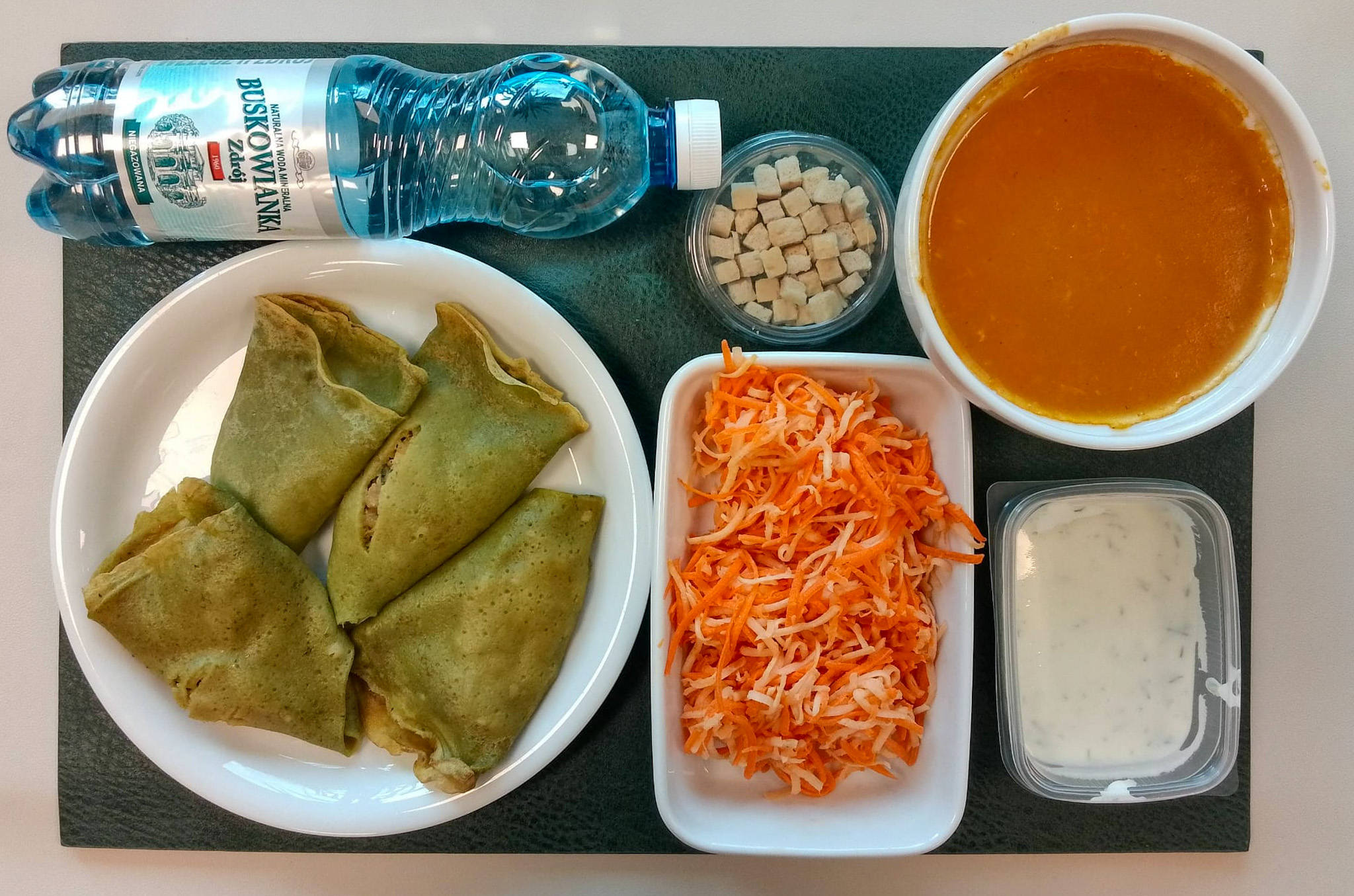 Krem z pieczonych warzyw dieta + 300 g ( GLU PSZ, SOJ, SEL,) Grzanki pszenne + 10 g ( GLU PSZ, JAJ, MLE, może zawierać: SOJ,) Naleśniki szpinakowe z szarpanym kurczakiem + 300 g (GLU PSZ, JAJ, MLE, może zawierać: SOJ, SEL, GOR,) Dip jogurtowo-koperkowy + 100 g ( MLE,) Surówka z selera i marchwi b/c + 150 g (MLE, SEL,) Woda mineralna n/g 0,5l 1 szt