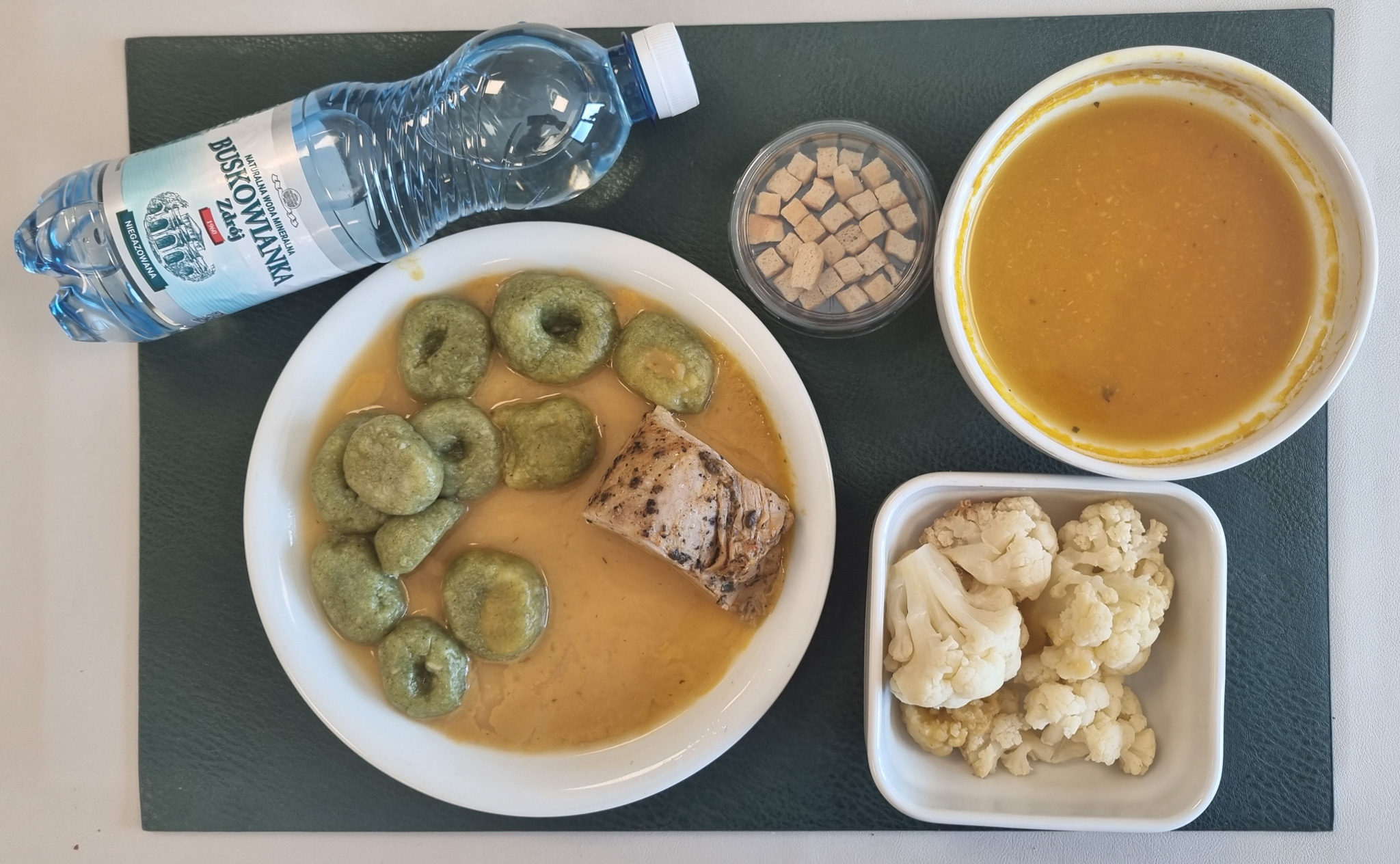 Zupa krem z dyni + 300 g ( SOJ, SEL,) Grzanki pszenne + 10 g ( GLU PSZ, JAJ, MLE, może zawierać: SOJ, ) Polędwiczka wieprzowa pieczona dieta + 100 g Sos jarzynowy dieta + 100 g ( MLE,) Kluski śląskie ze szpinakiem + 200 g ( JAJ, może zawierać: GLU PSZ, SOJ, SEL, GOR, ) Kalafior gotowany + 150 g Woda mineralna n/g 0,5l 1 szt