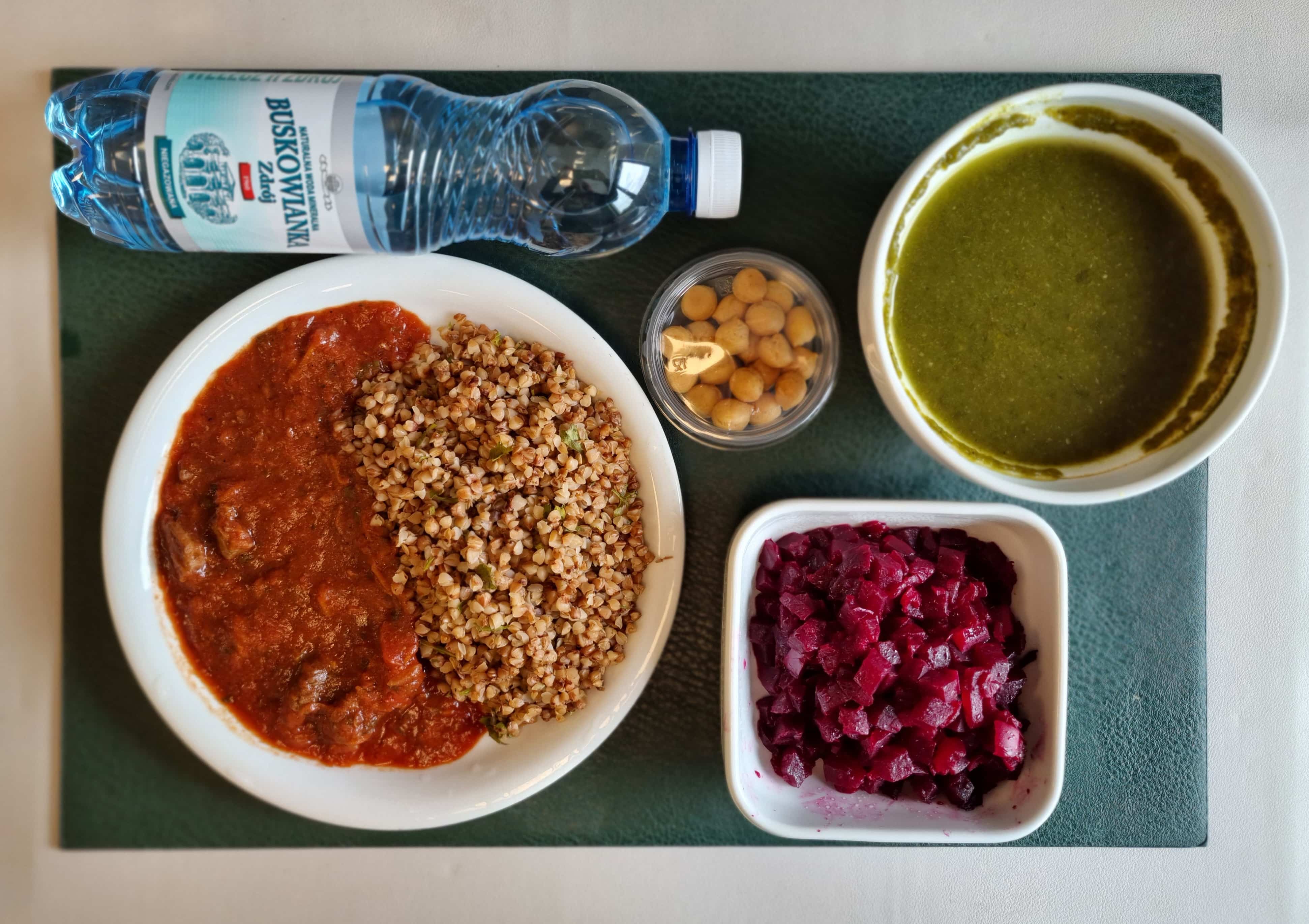 Krem ze szpinaku + 300 g ( SOJ, SEL,) Groszek ptysiowy 10 g ( GLU PSZ, JAJ,) Gulasz wołowy + 150 g Kasza gryczana ciemna z natką pietruszki + 150 g Buraki po francusku + 150 g Woda mineralna n/g 0,5l 1 szt