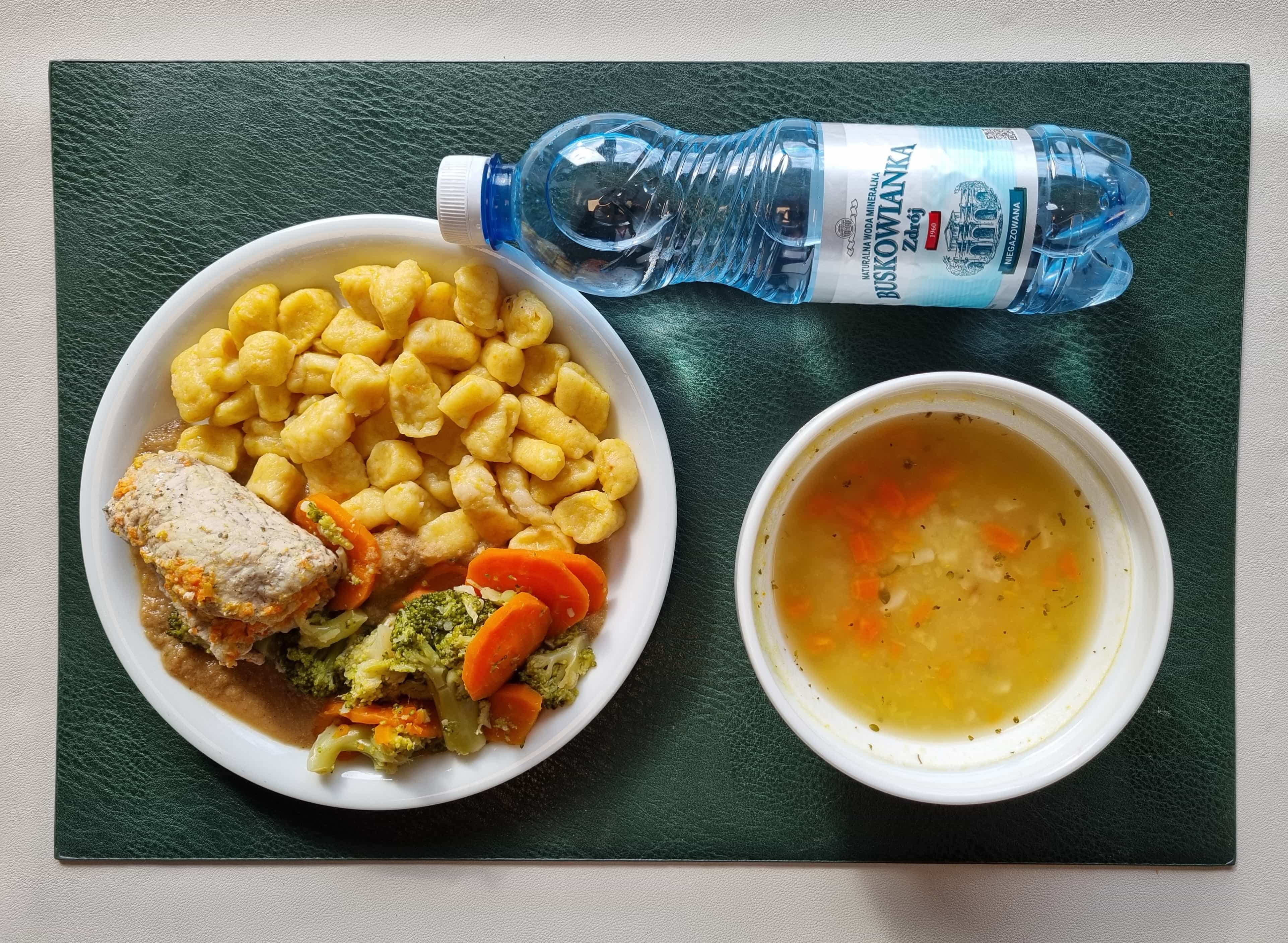 Zupa ziemniaczana + 300 g ( MLE, SEL,) Zrazik wieprzowy zawijany dieta + 100 g (MLE,) Sos pietruszkowy + 100 g ( SOJ, MLE,) Kopytka dyniowe + 200 g ( GLU PSZ, JAJ,) Bukiet warzyw gotowanych + 150 g Woda mineralna n/g 0,5l 1 szt