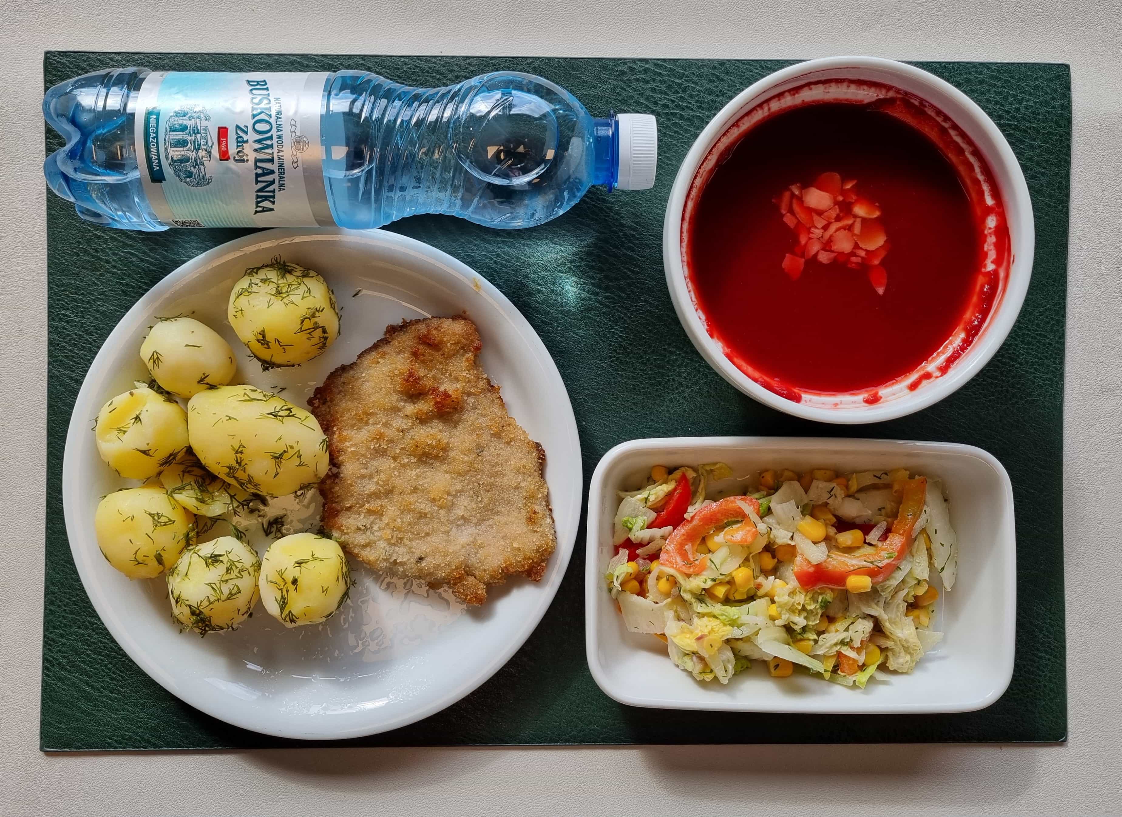 Zupa krem z buraków + 300 g ( SOJ, SEL,) Prażone płatki migdałów 10 g ( ORZ,) Kotlet schabowy panierowany + 100 g ( GLU PSZ, JAJ,) Ziemniaki gotowane z koperkiem + 150 g Surówka z kapusty pekińskiej, kukurydzą, papryką czerwoną i koperkiem b/c + 150 g (MLE,) Woda mineralna n/g 0,5l 1 szt