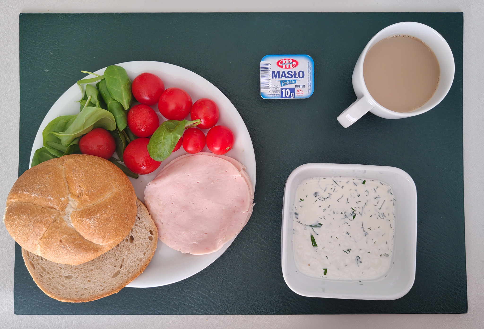 Chleb mieszany pszenno-żytni 25 g ( GLU PSZ, GLU ŻYT, ) Bułka pszenna kajzerka 50g 1 szt ( GLU PSZ, GLU ŻYT, ) Masło porcjowane 10g (82% tł.) 1 szt ( MLE,) Indyk pieczony z Bobrownik produkt blokowy drobiowo wpieprzowy średnio rozdrobniony,pieczony 50 g Pasta warzywna + 50 g ( SEL,) Pomidorki koktajlowe 100 g Szpinak baby 20 g Kawa zbożowa z mlekiem b/c 250 ml ( MLE, GLU ŻYT, GLU JĘCZ, ) Cukier 5 g