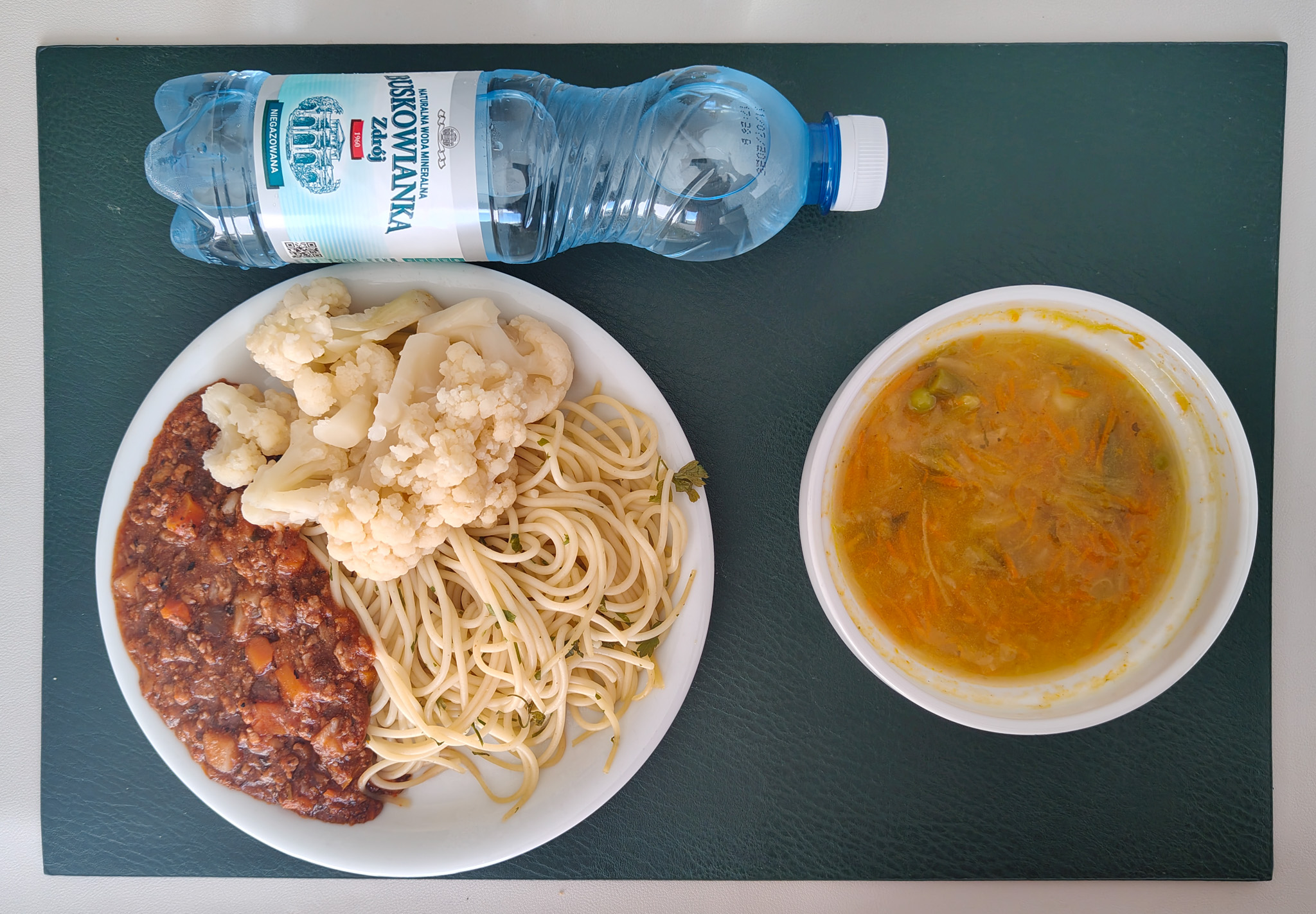 Zupa jarzynowa z ziemniakami + 300 g ( SOJ, MLE, SEL,) Sos boloński z wieprzowiną + 150 g ( SEL,) Makaron spaghetti z natką pietruszki + 150 g (GLU PSZ,) Kalafior gotowany + 150 g Woda mineralna n/g 0,5l 1 szt
