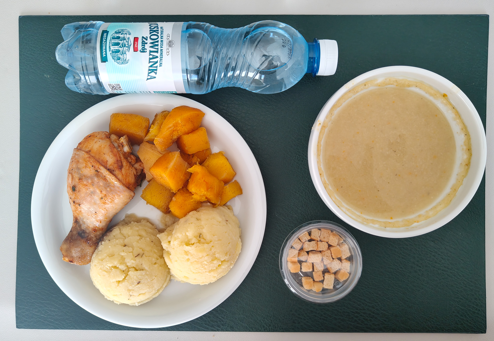 Zupa krem z selera + 300 g ( SOJ, MLE, SEL,) Grzanki pszenne + 10 g ( GLU PSZ, JAJ, MLE, może zawierać: SOJ, ) Podudzie pieczone + 120 g Puree ziemniaczane + 200 g ( MLE,) Dynia z miodem i cynamonem + 150 g Woda mineralna n/g 0,5l 1 szt